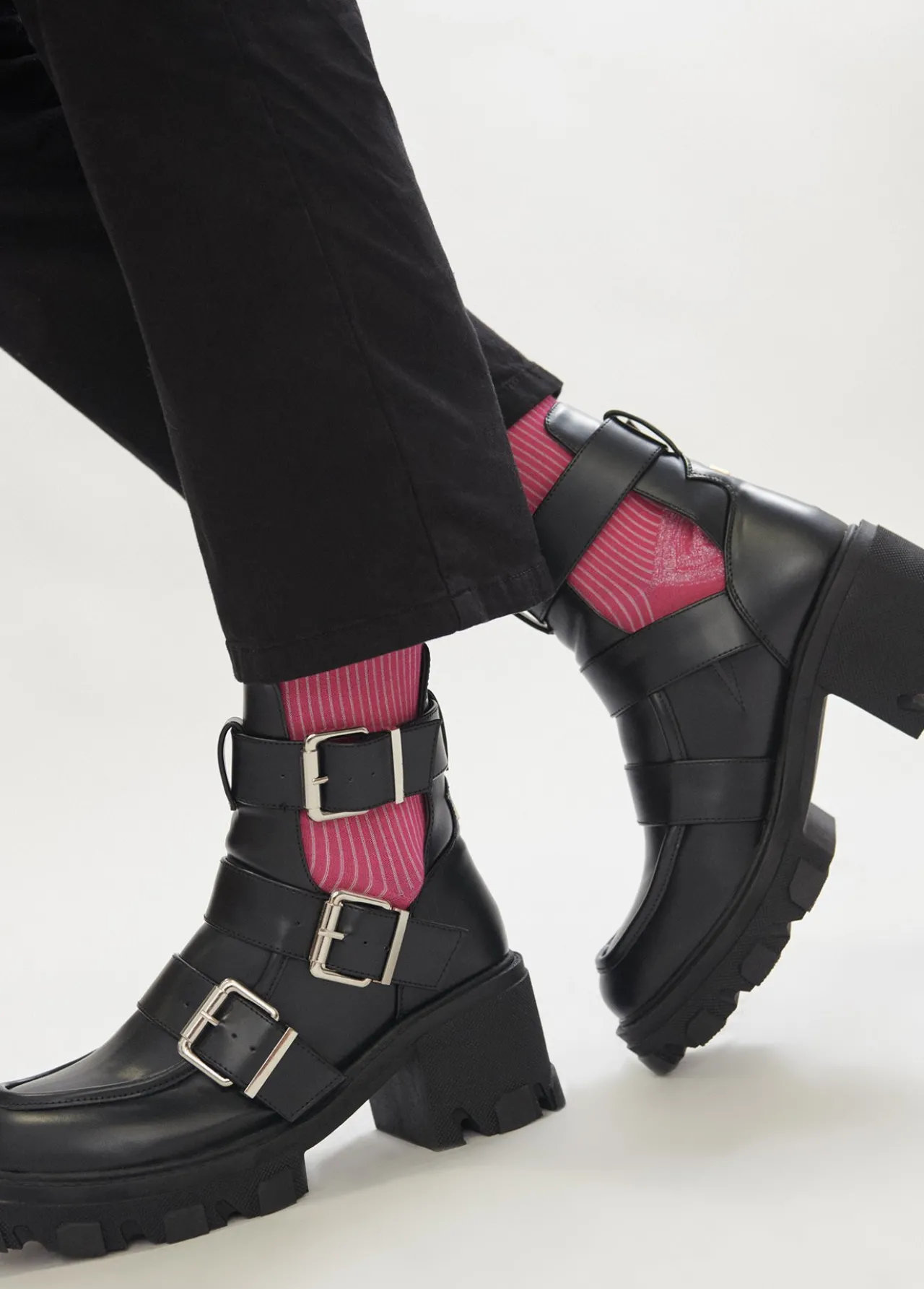 botn_con_hebillas__ver_todo__lola_casademunt_6.webp Lola Casademunt Botas Y Botines<Botín con hebillas | Ver todo | Lola Casademunt NEGRO