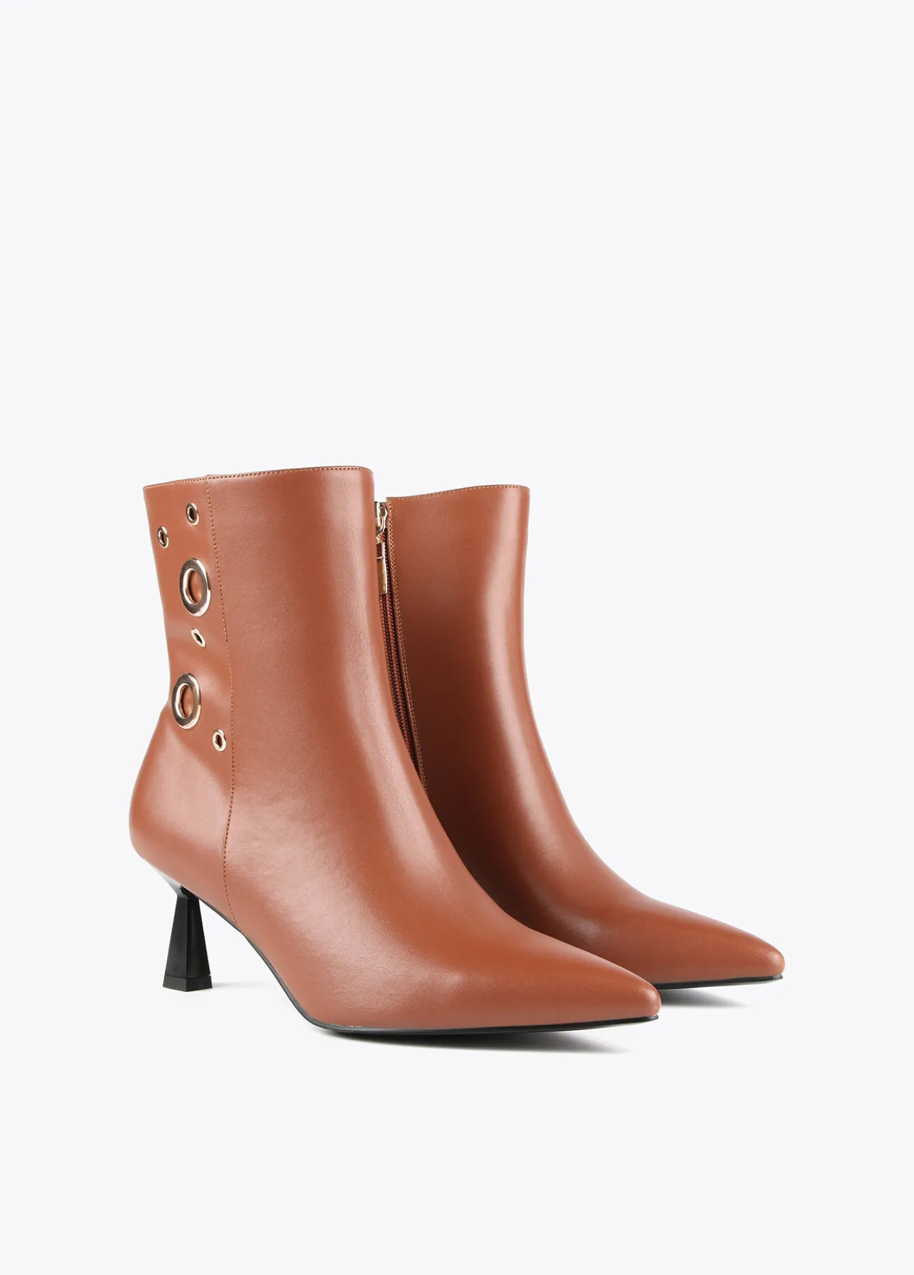 botn_con_ojales_2.webp Lola Casademunt Botas Y Botines<Botín con ojales MARRON