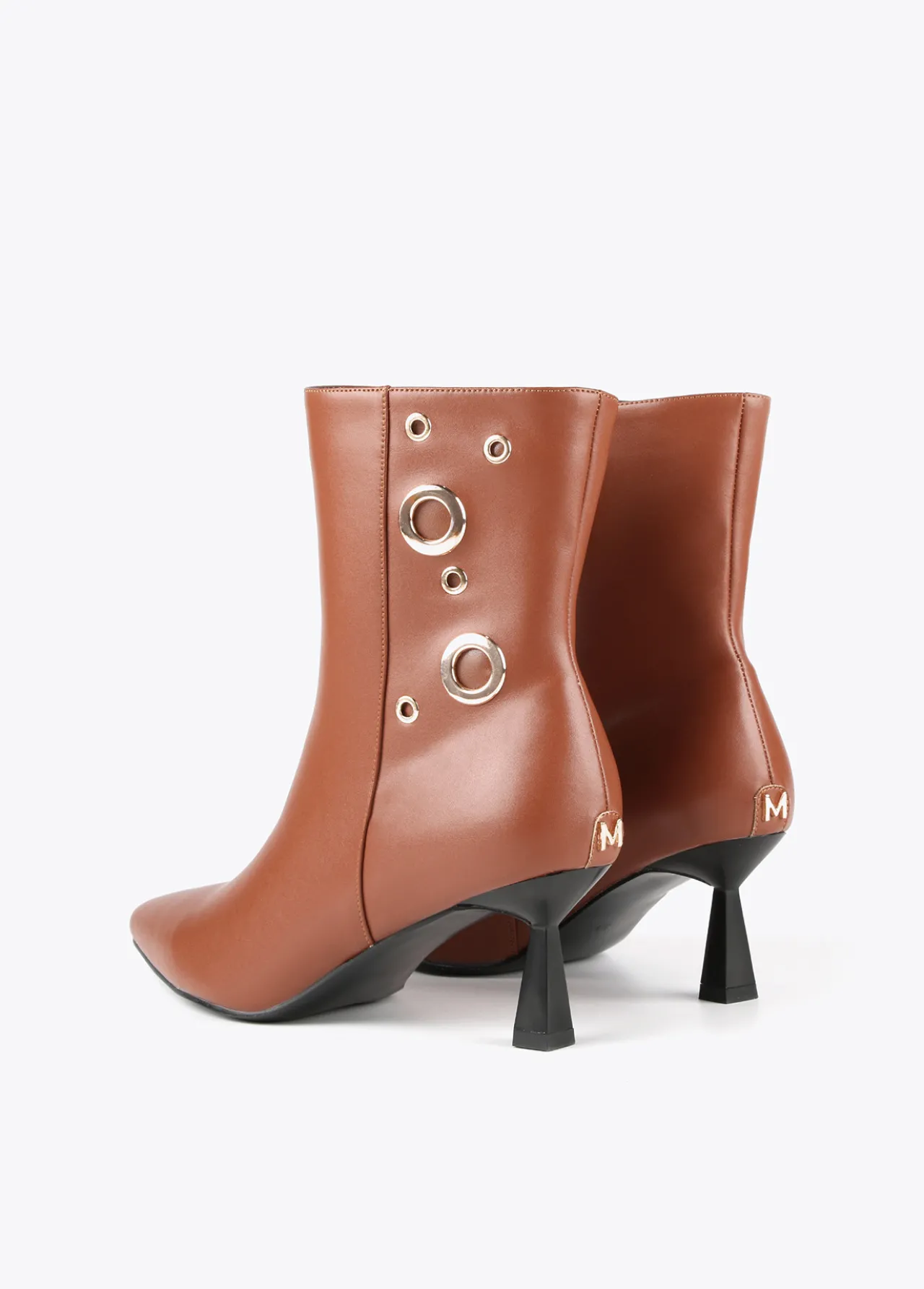 botn_con_ojales_3.webp Lola Casademunt Botas Y Botines<Botín con ojales MARRON