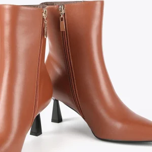Lola Casademunt Botas Y Botines<Botín con ojales MARRON