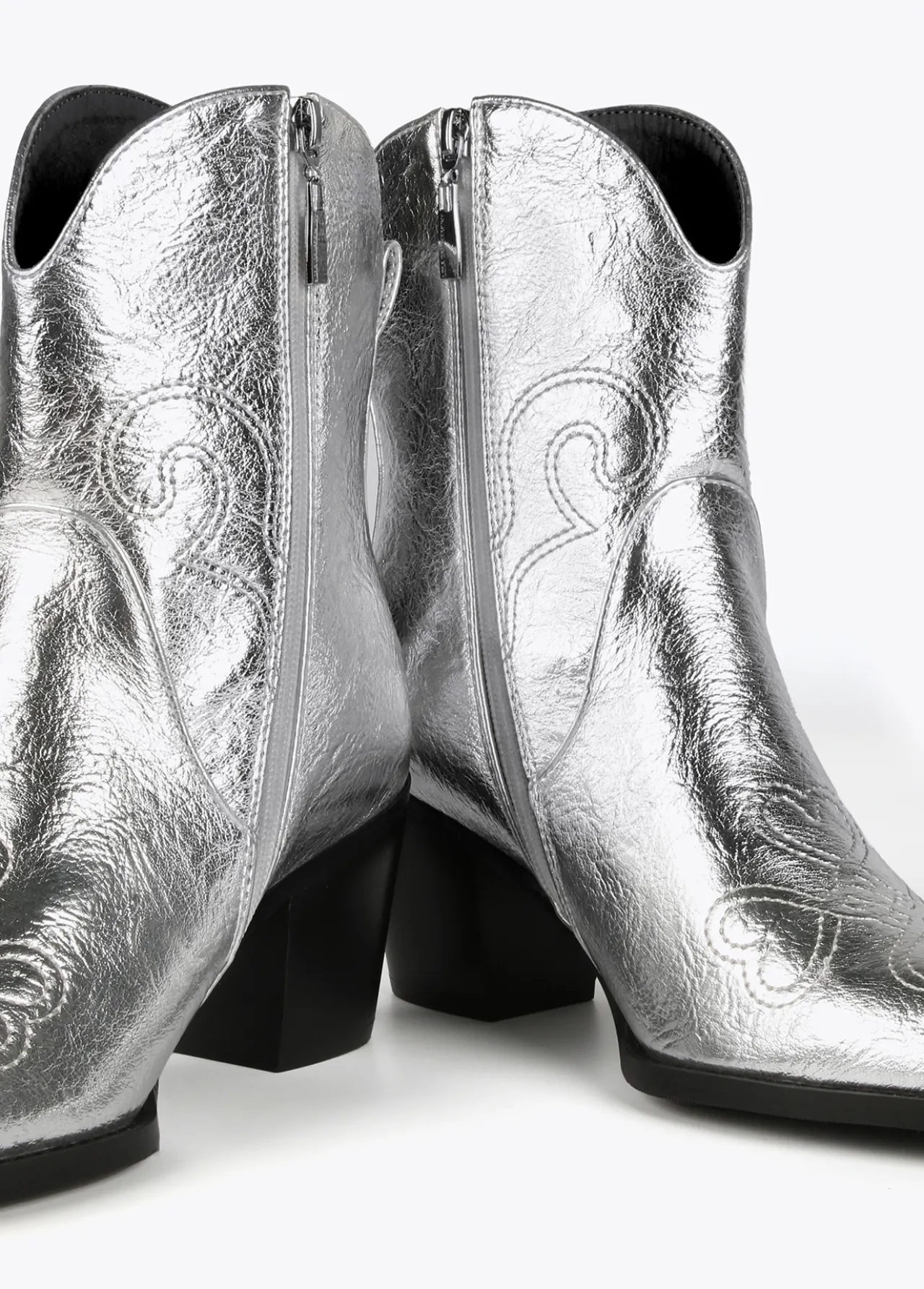 botn_estilo_cowboy_1.webp Lola Casademunt Botas Y Botines<Botín estilo cowboy PLATEADO