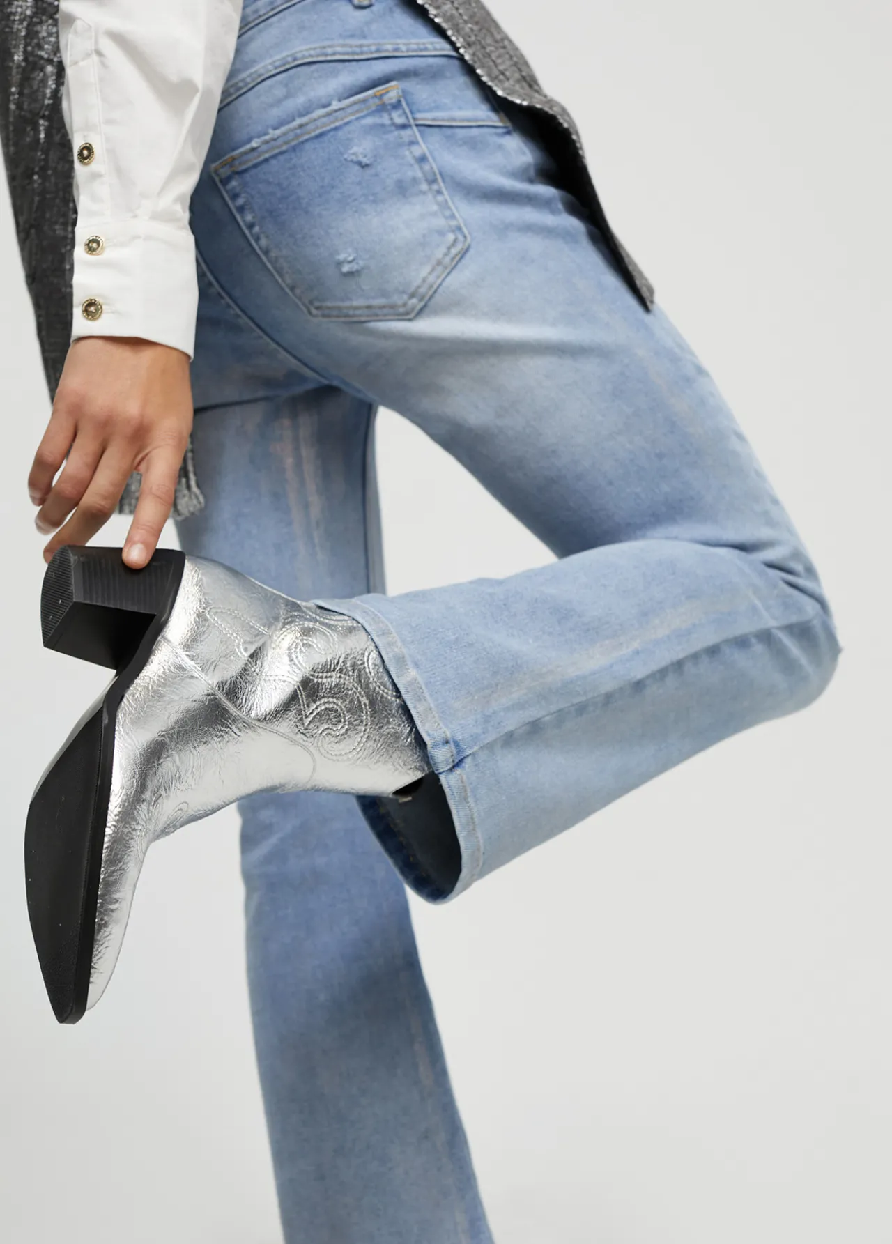 botn_estilo_cowboy_2.webp Lola Casademunt Botas Y Botines<Botín estilo cowboy PLATEADO