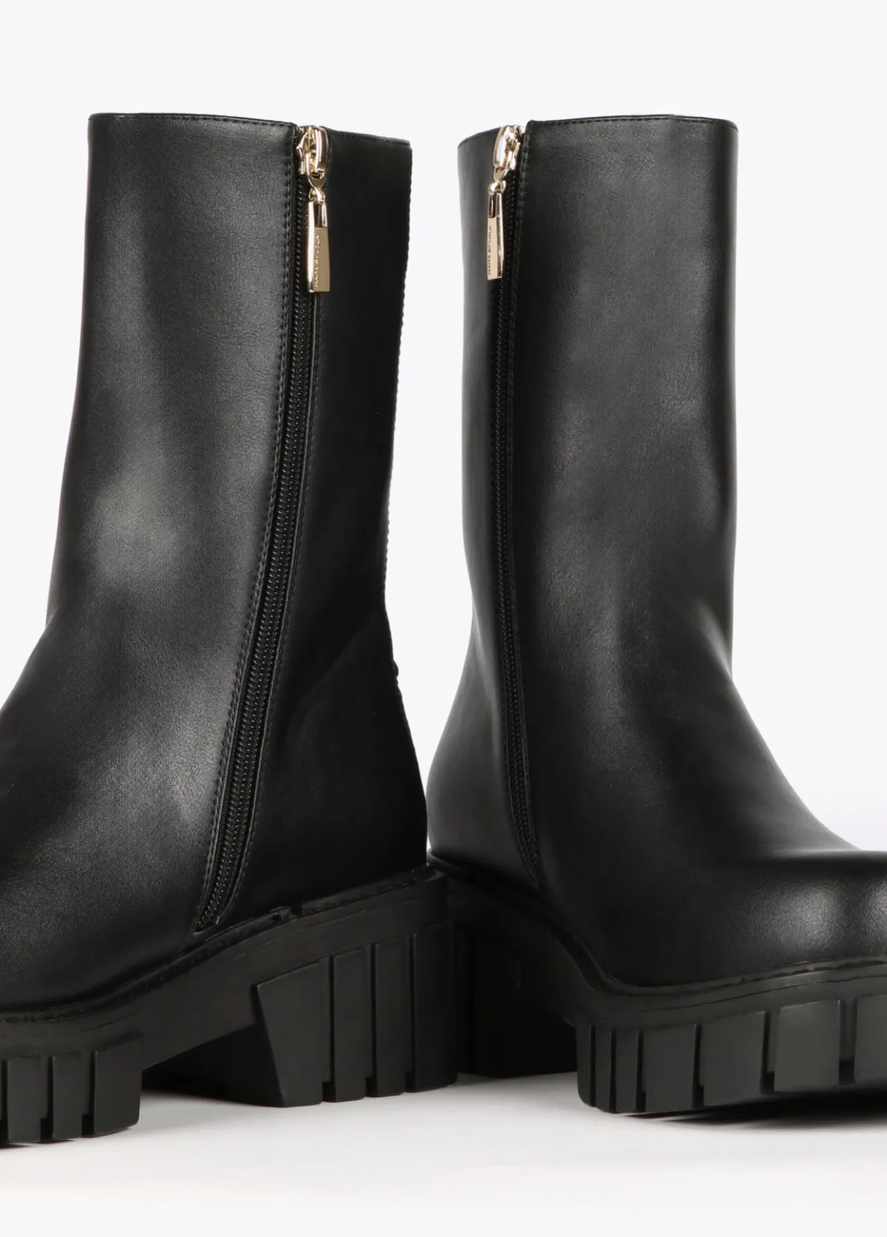 botn_negro_con_cadena_4.webp Lola Casademunt Botas Y Botines<Botín con cadena NEGRO
