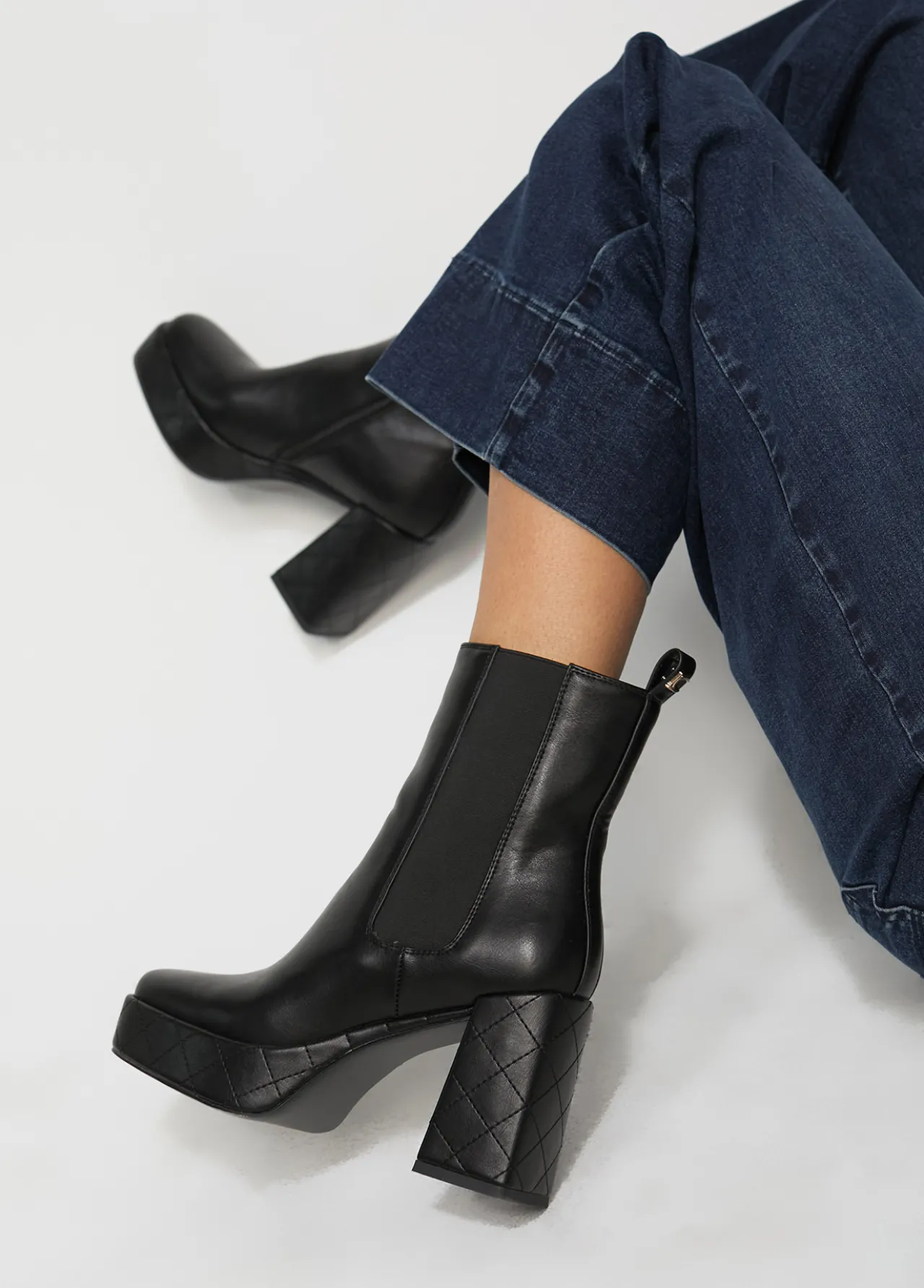 botn_negro_plataforma_4.webp Lola Casademunt Botas Y Botines<Botín plataforma NEGRO