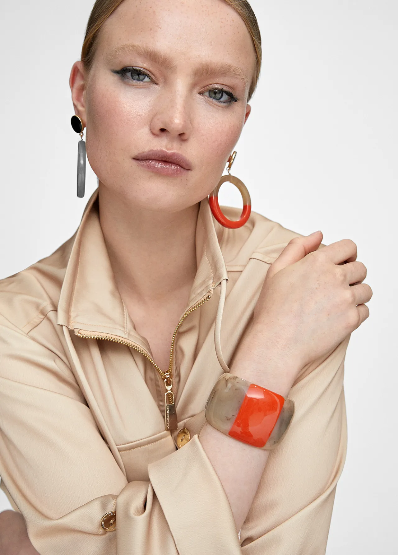 brazalete_rgido_bicolor_0.webp Lola Casademunt Bisuteria<Brazalete rígido bicolor MARRON-ROJO