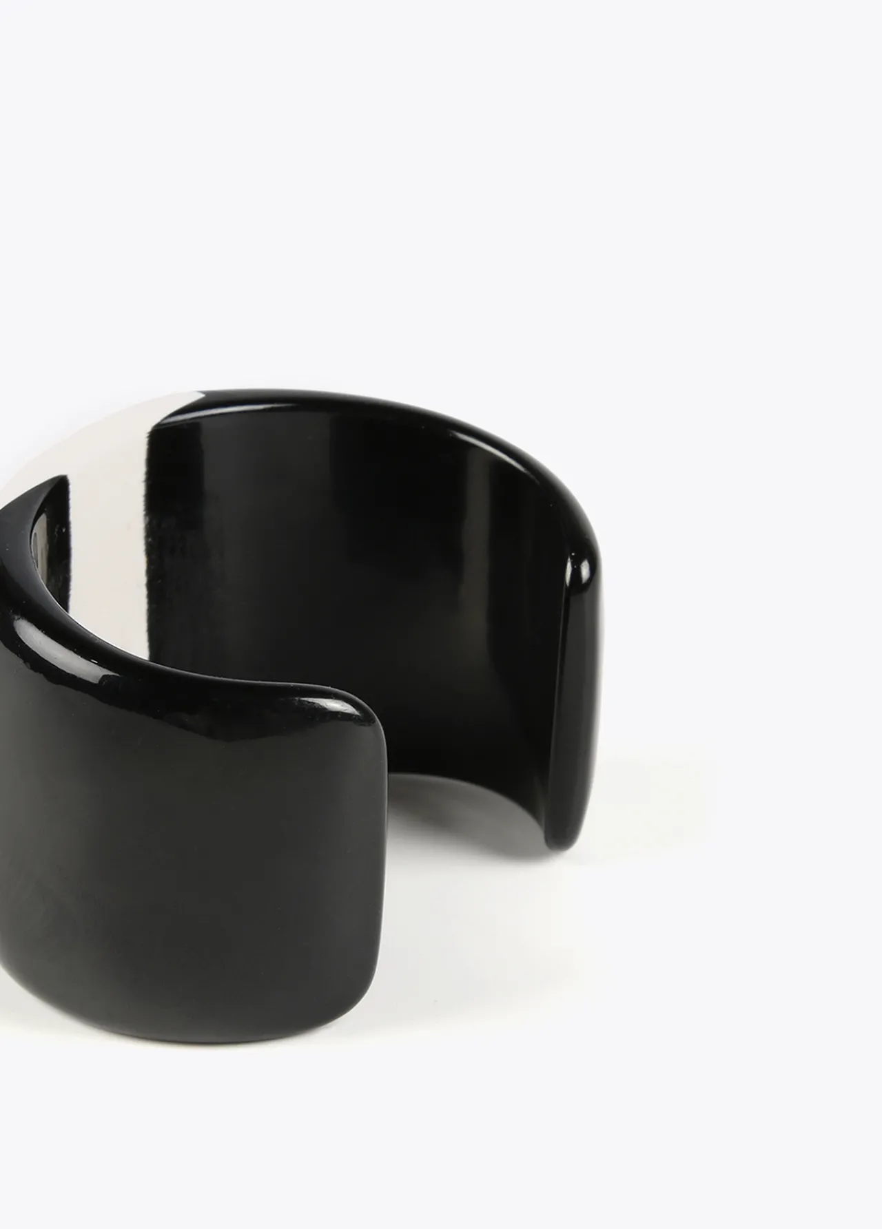 brazalete_rgido_blanco_y_negro_3.webp Lola Casademunt Bisuteria<Brazalete rígido blanco y negro BLANCO-NEGRO