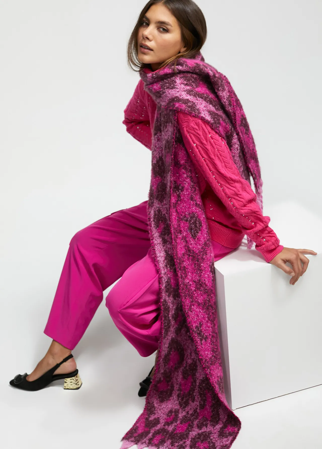 bufanda_animal_print_y_flecos_0-1.webp Lola Casademunt Animal Print | Otros Complementos<Bufanda animal print y flecos ROJO-ROSA
