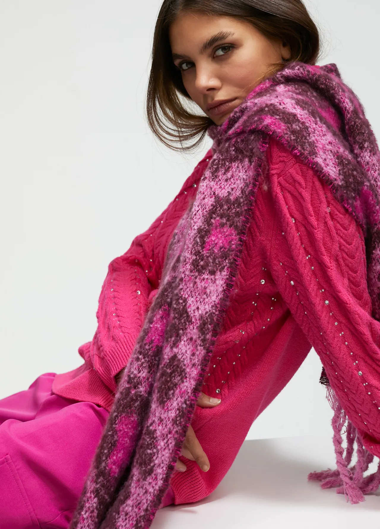 bufanda_animal_print_y_flecos_2-1.webp Lola Casademunt Animal Print | Otros Complementos<Bufanda animal print y flecos ROJO-ROSA