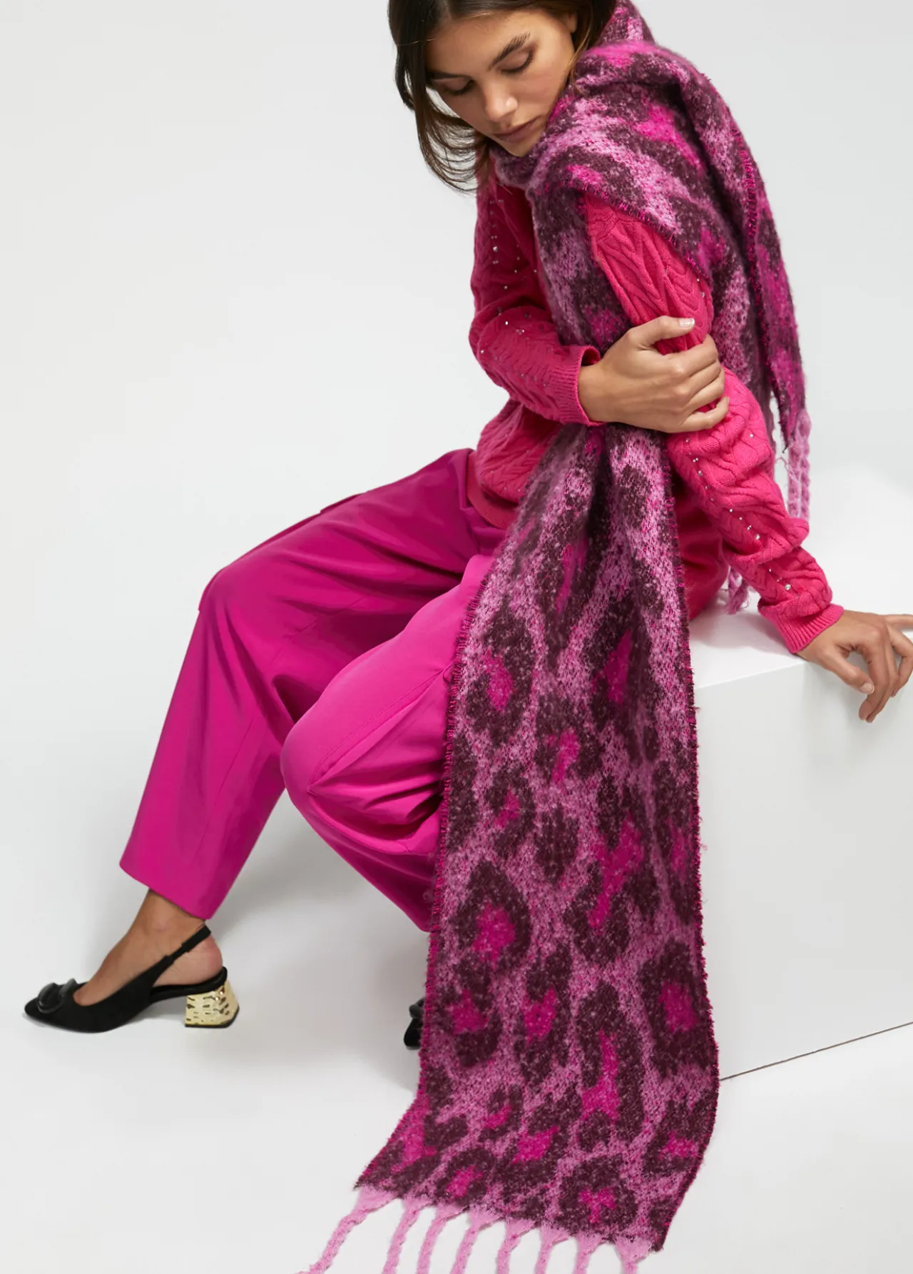 bufanda_animal_print_y_flecos_6-1.webp Lola Casademunt Animal Print | Otros Complementos<Bufanda animal print y flecos ROJO-ROSA