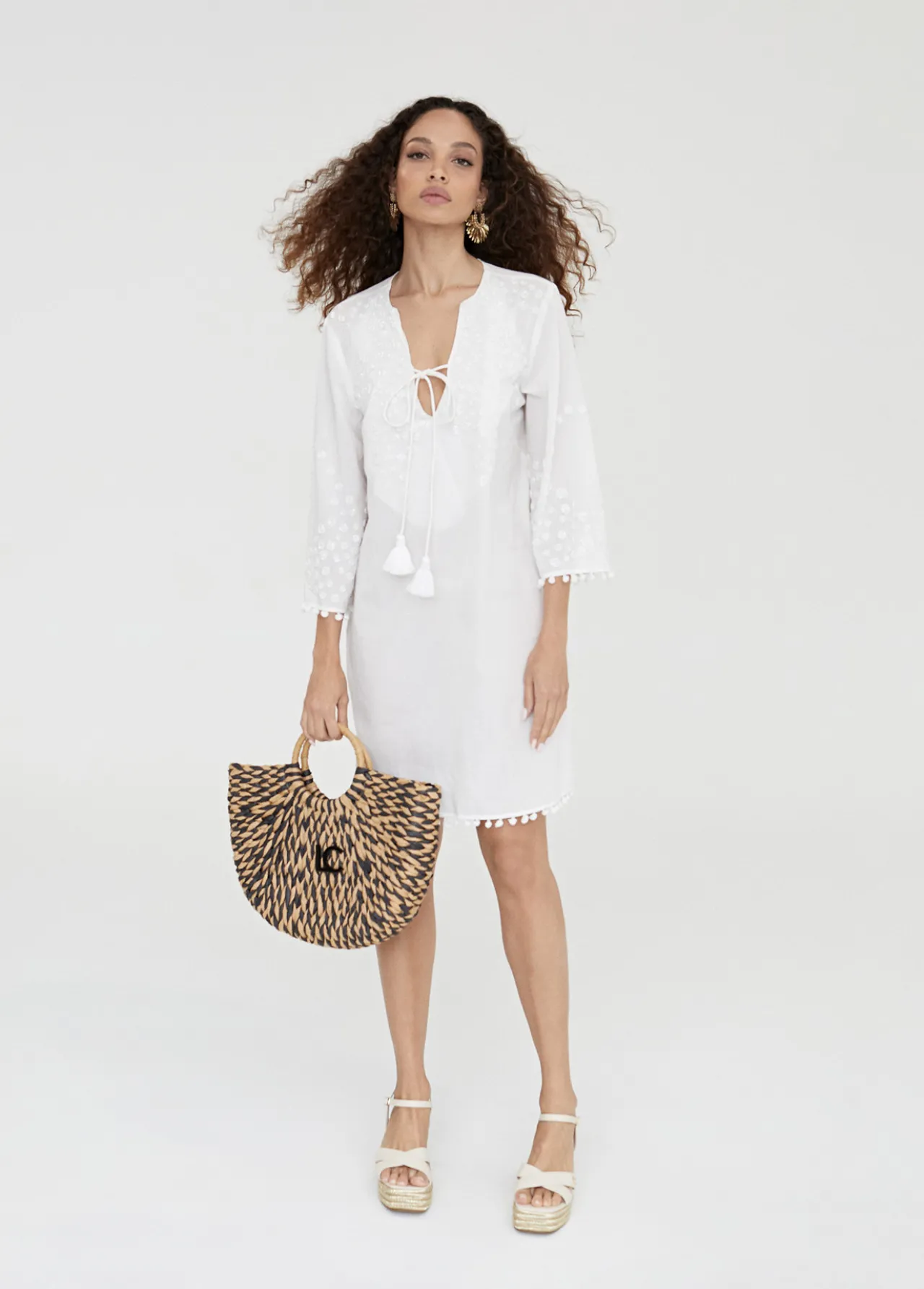 caftan_corto_con_bordado_0-2.webp Lola Casademunt Baño<Caftan corto con bordado NEGRO