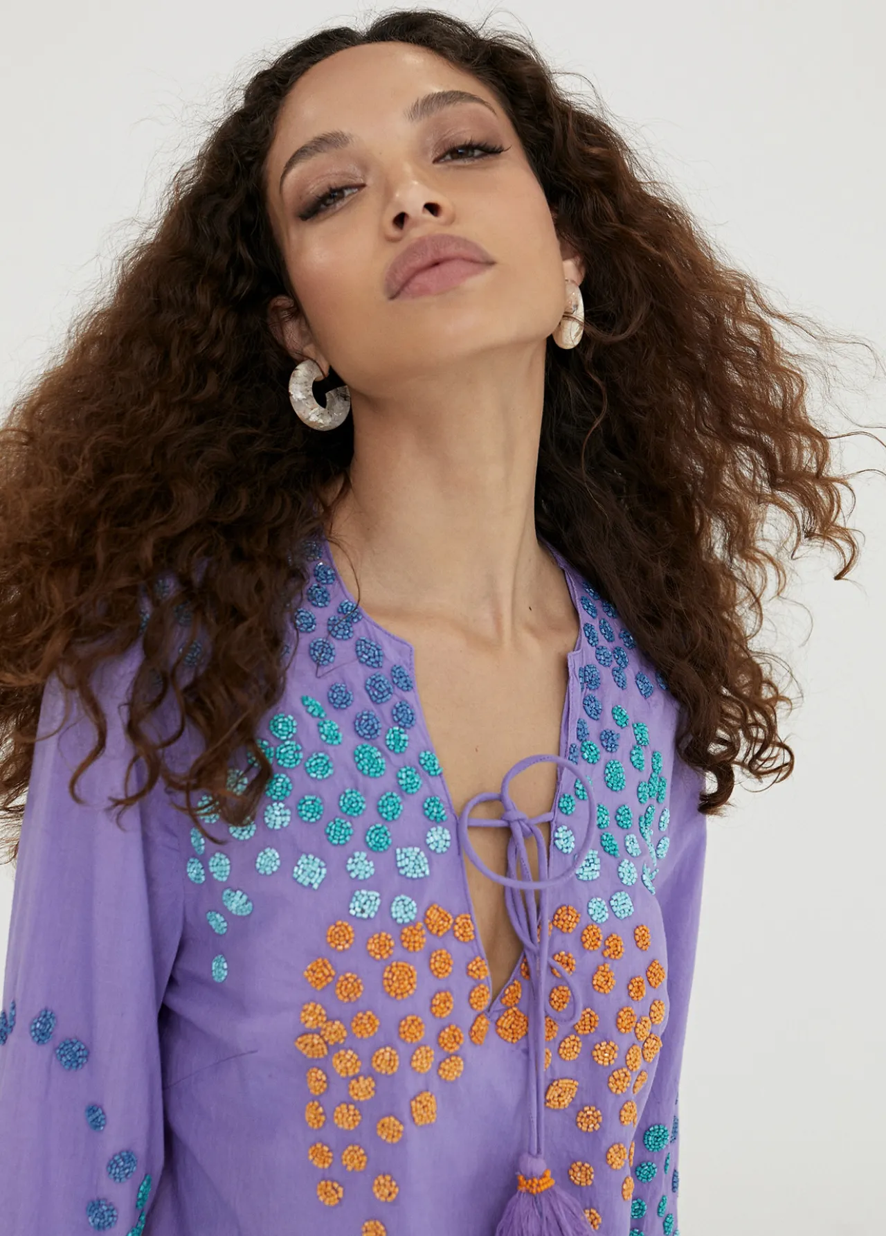 caftan_corto_con_bordado_1-3.webp Lola Casademunt Baño<Caftan corto con bordado NEGRO
