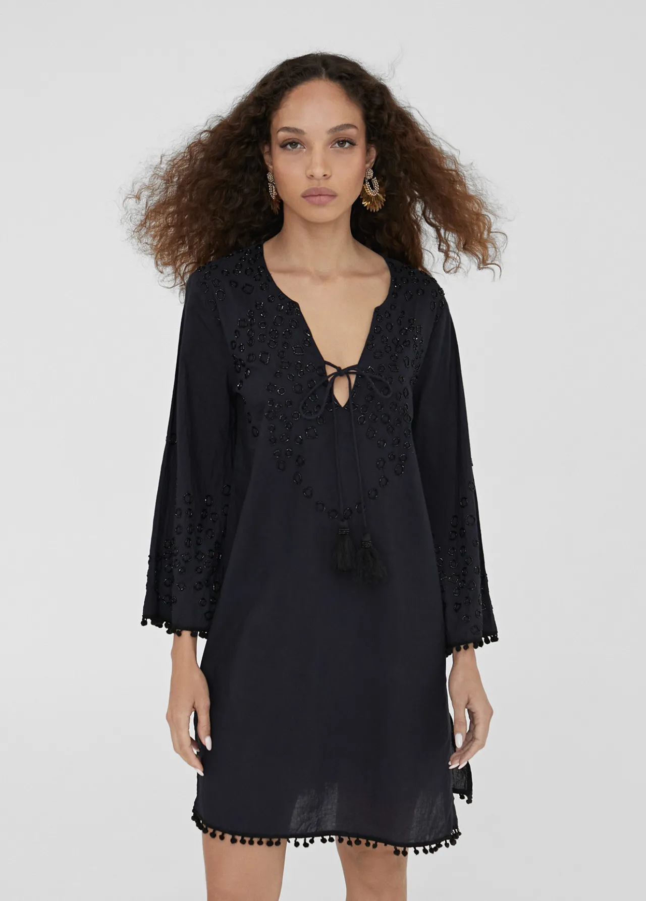 caftan_corto_con_bordado_2-1.webp Lola Casademunt Baño<Caftan corto con bordado NEGRO