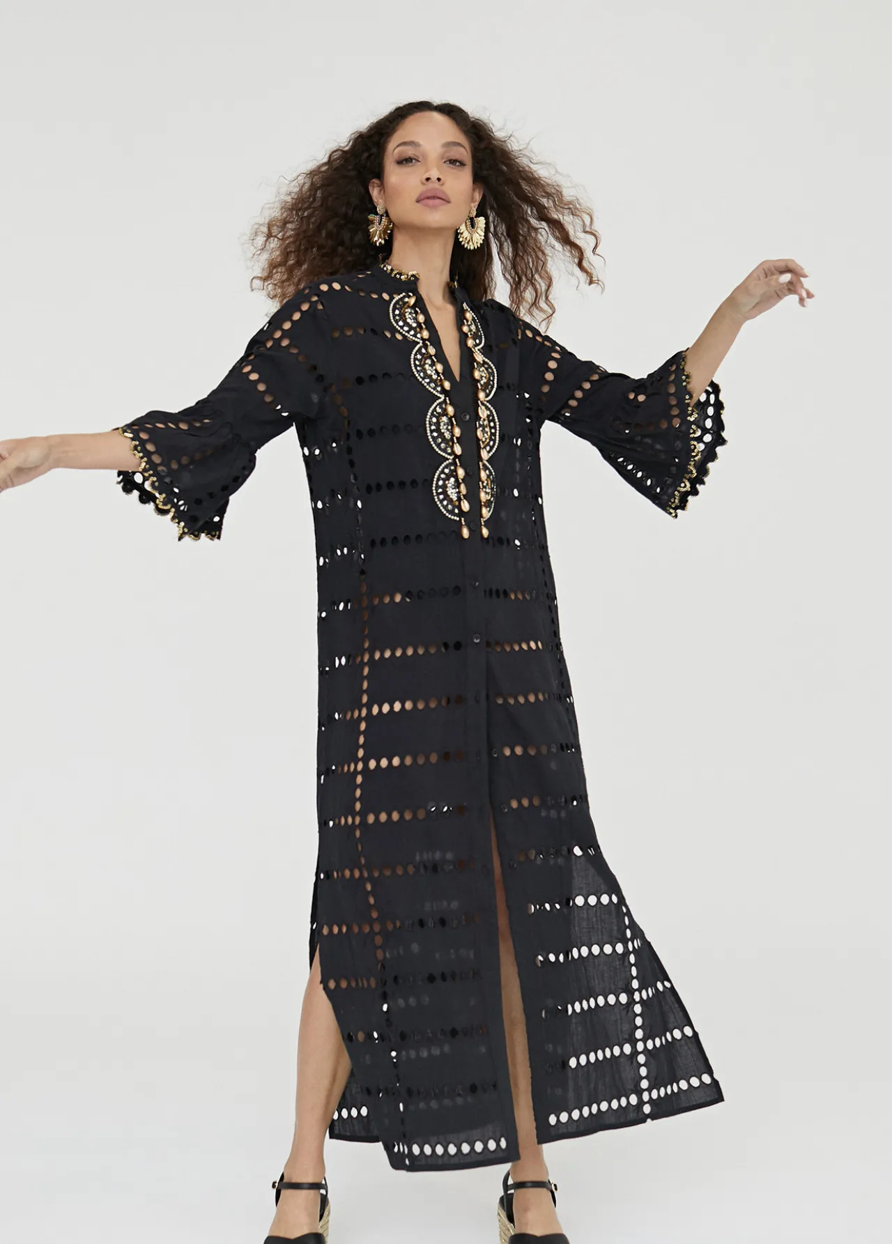 caftan_largo_bordado_0-1.webp Lola Casademunt Baño<Caftan largo bordado BLANCO