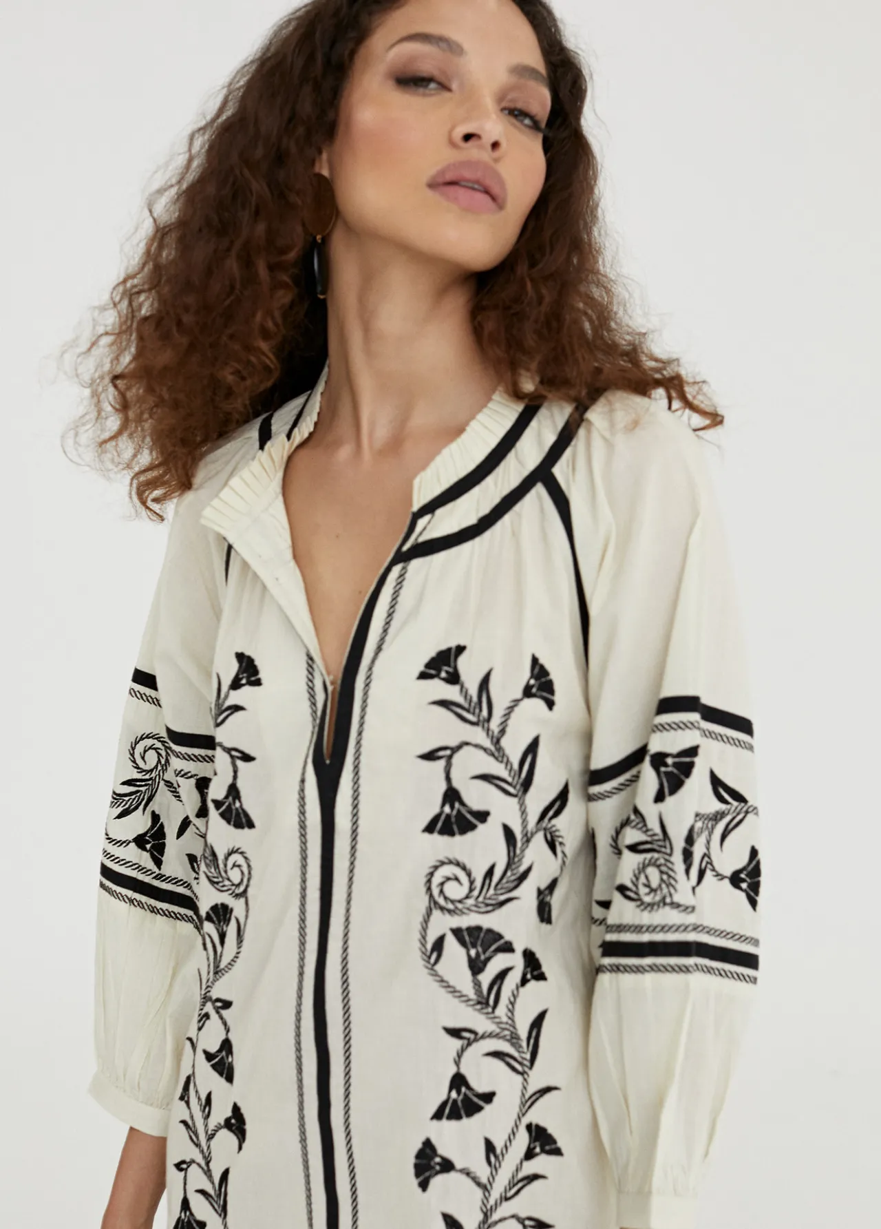caftan_largo_con_bordado_1.webp Lola Casademunt Baño<Caftan largo con bordado CRUDO