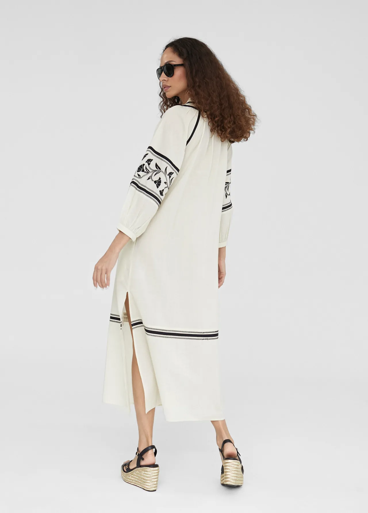 caftan_largo_con_bordado_2.webp Lola Casademunt Baño<Caftan largo con bordado CRUDO