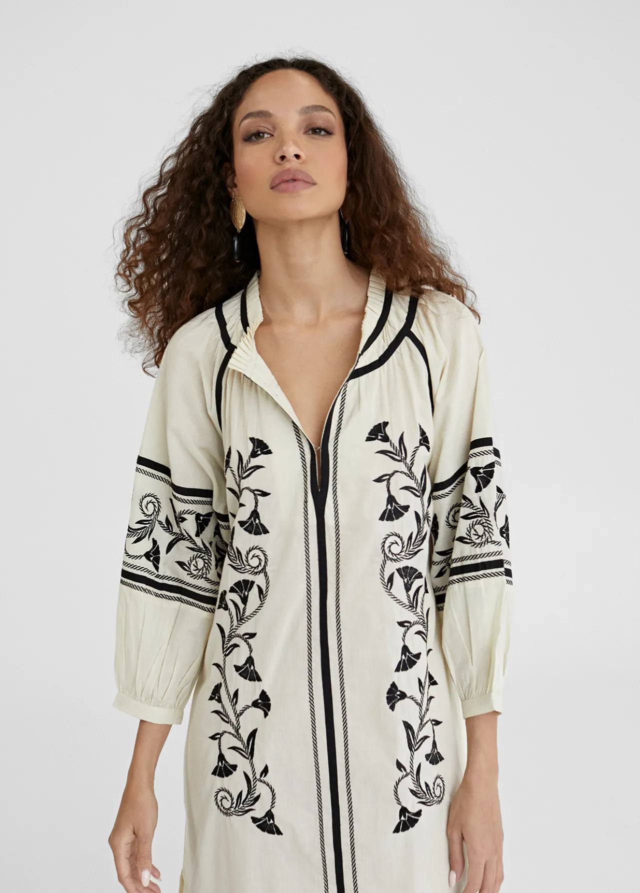 caftan_largo_con_bordado_3.webp Lola Casademunt Baño<Caftan largo con bordado CRUDO