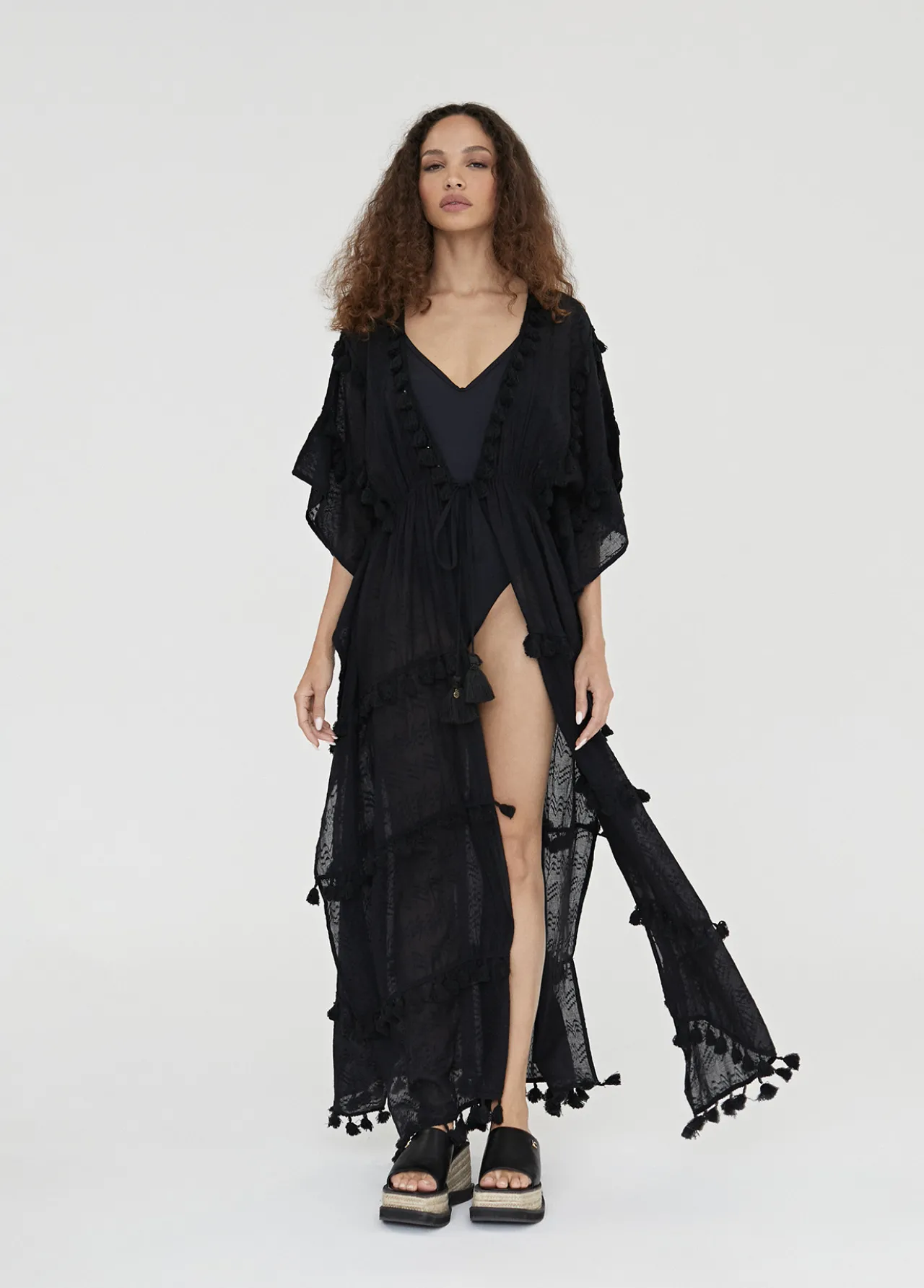 caftan_largo_con_pompones_0.webp Lola Casademunt Baño<Caftan largo con pompones NEGRO