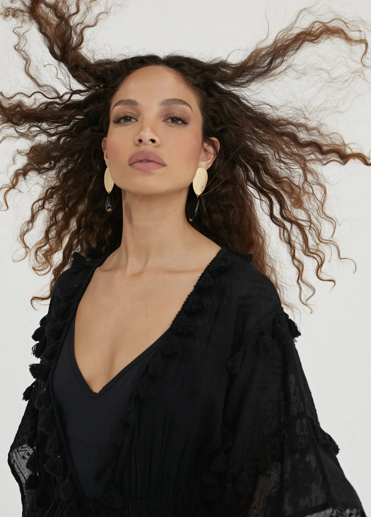 caftan_largo_con_pompones_1.webp Lola Casademunt Baño<Caftan largo con pompones NEGRO
