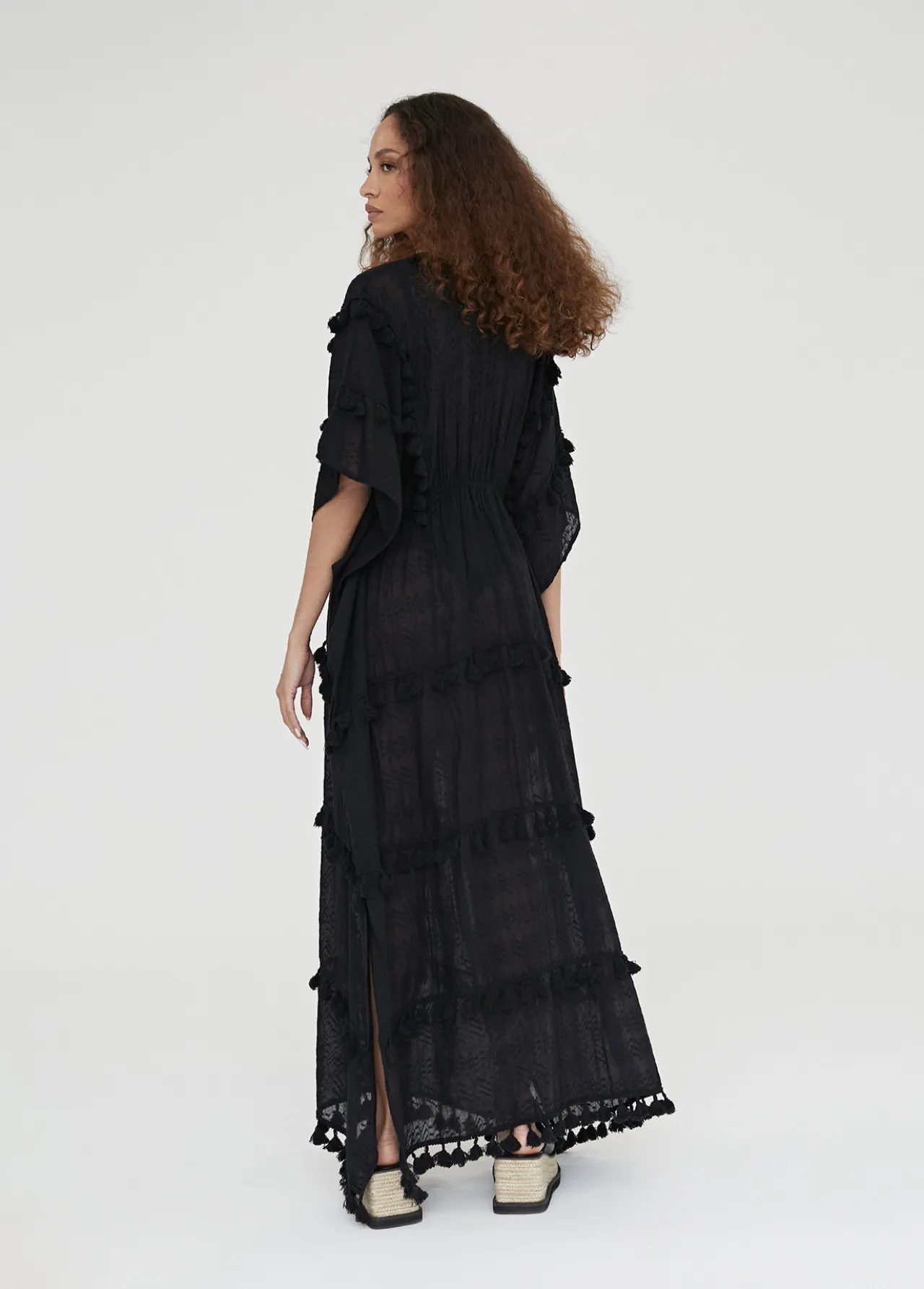 caftan_largo_con_pompones_2.webp Lola Casademunt Baño<Caftan largo con pompones NEGRO
