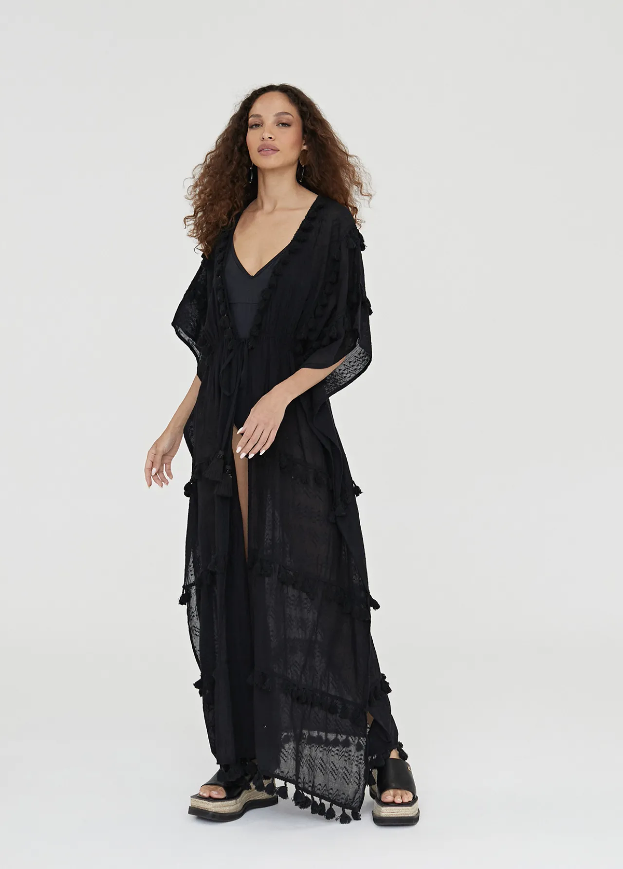 caftan_largo_con_pompones_4.webp Lola Casademunt Baño<Caftan largo con pompones NEGRO