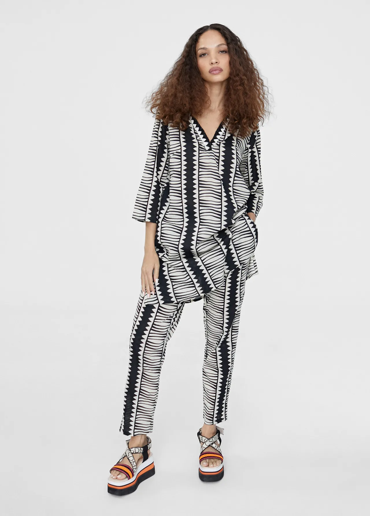 caftn_camisero_estampado_tnico_0.webp Lola Casademunt Camisas Y Blusas | Baño<Caftán camisero estampado étnico NEGRO-BLANCO