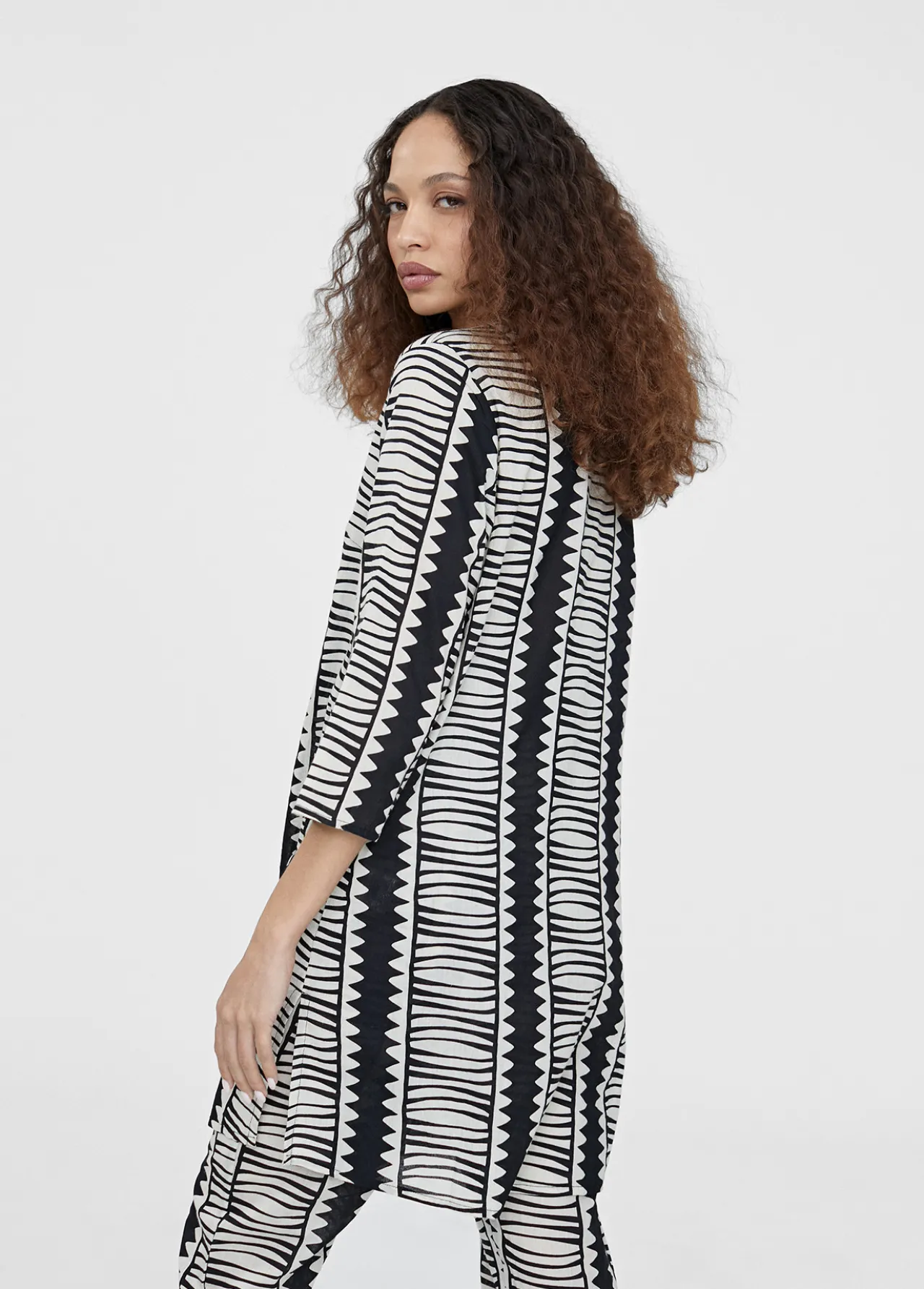caftn_camisero_estampado_tnico_2.webp Lola Casademunt Camisas Y Blusas | Baño<Caftán camisero estampado étnico NEGRO-BLANCO