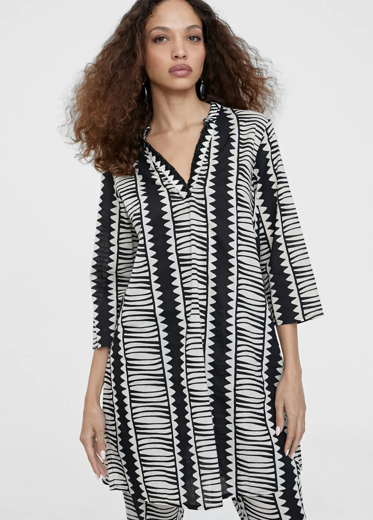 caftn_camisero_estampado_tnico_3.webp Lola Casademunt Camisas Y Blusas | Baño<Caftán camisero estampado étnico NEGRO-BLANCO