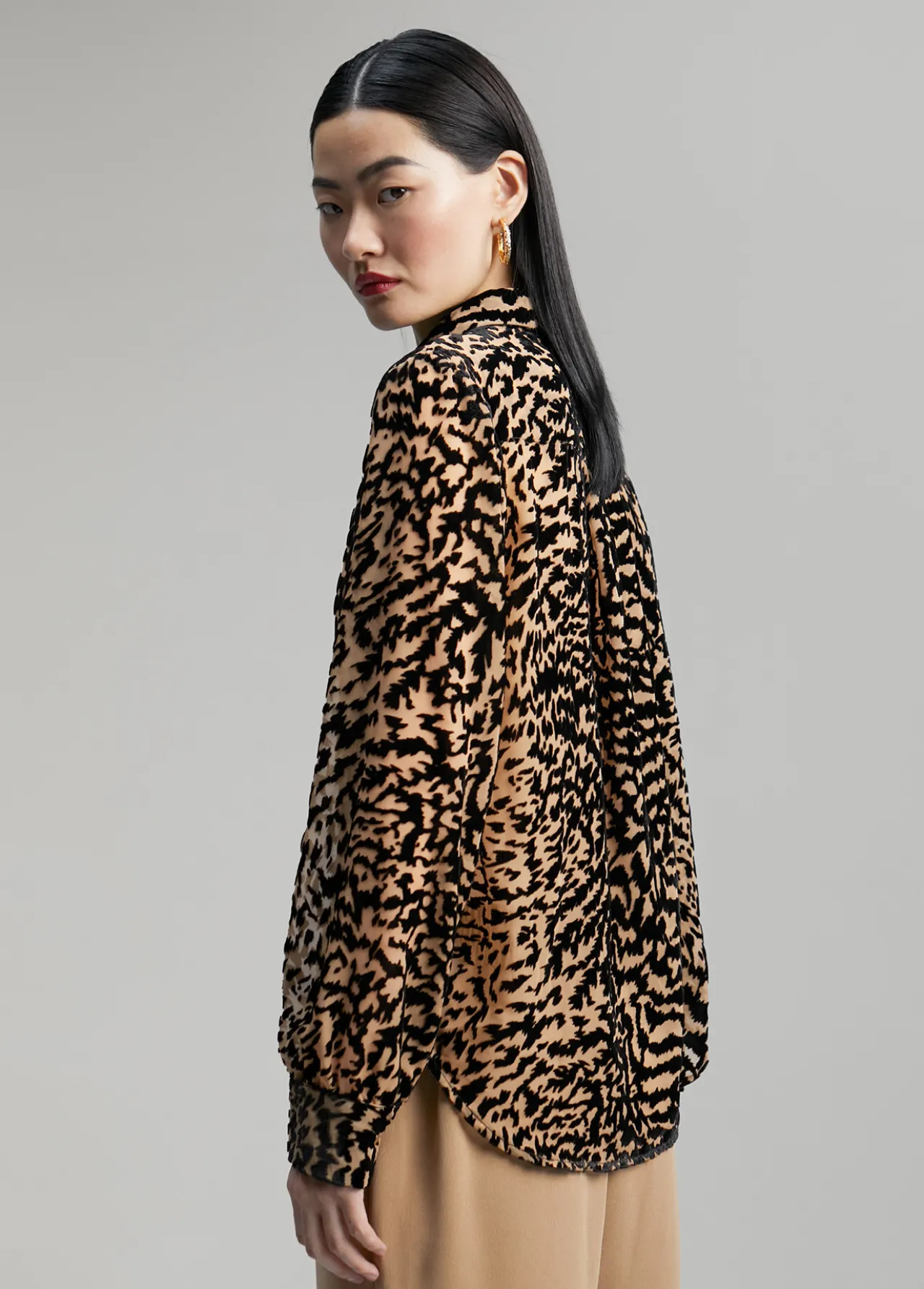 camisa_animal_print_3-2.webp Lola Casademunt Animal Print | Camisas Y Blusas<Camisa animal print MARRON-NEGRO