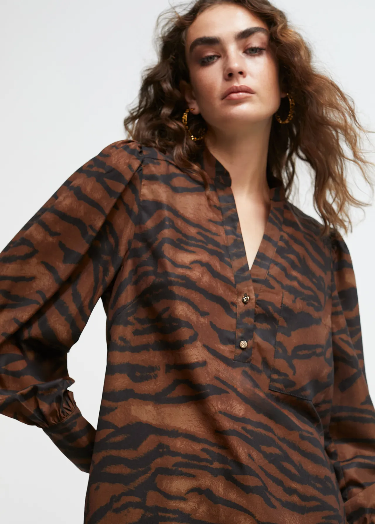 camisa_animal_print_5.webp Lola Casademunt Animal Print | Camisas Y Blusas<Camisa animal print MARRON-NEGRO