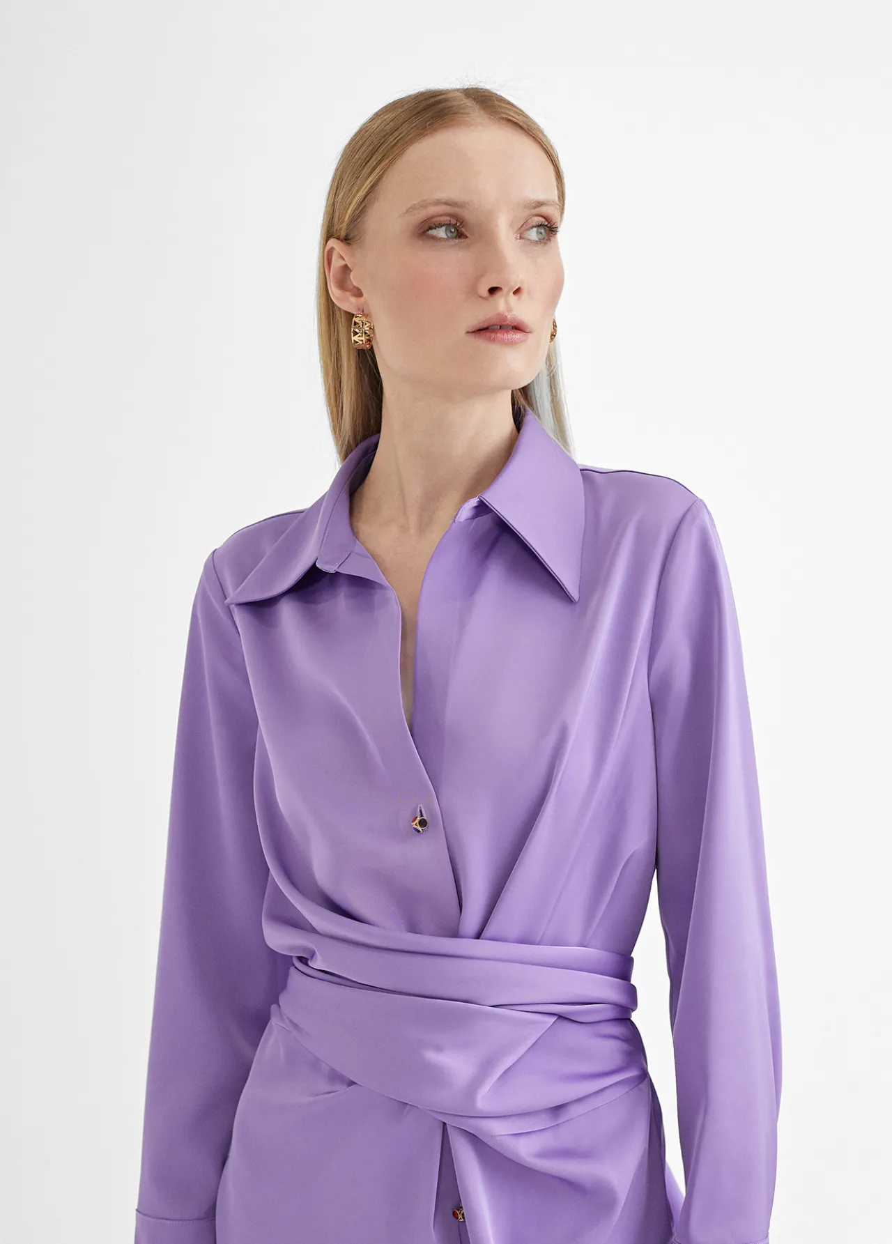 camisa_anudada_3-1.webp Lola Casademunt Camisas Y Blusas<Camisa anudada LIMA