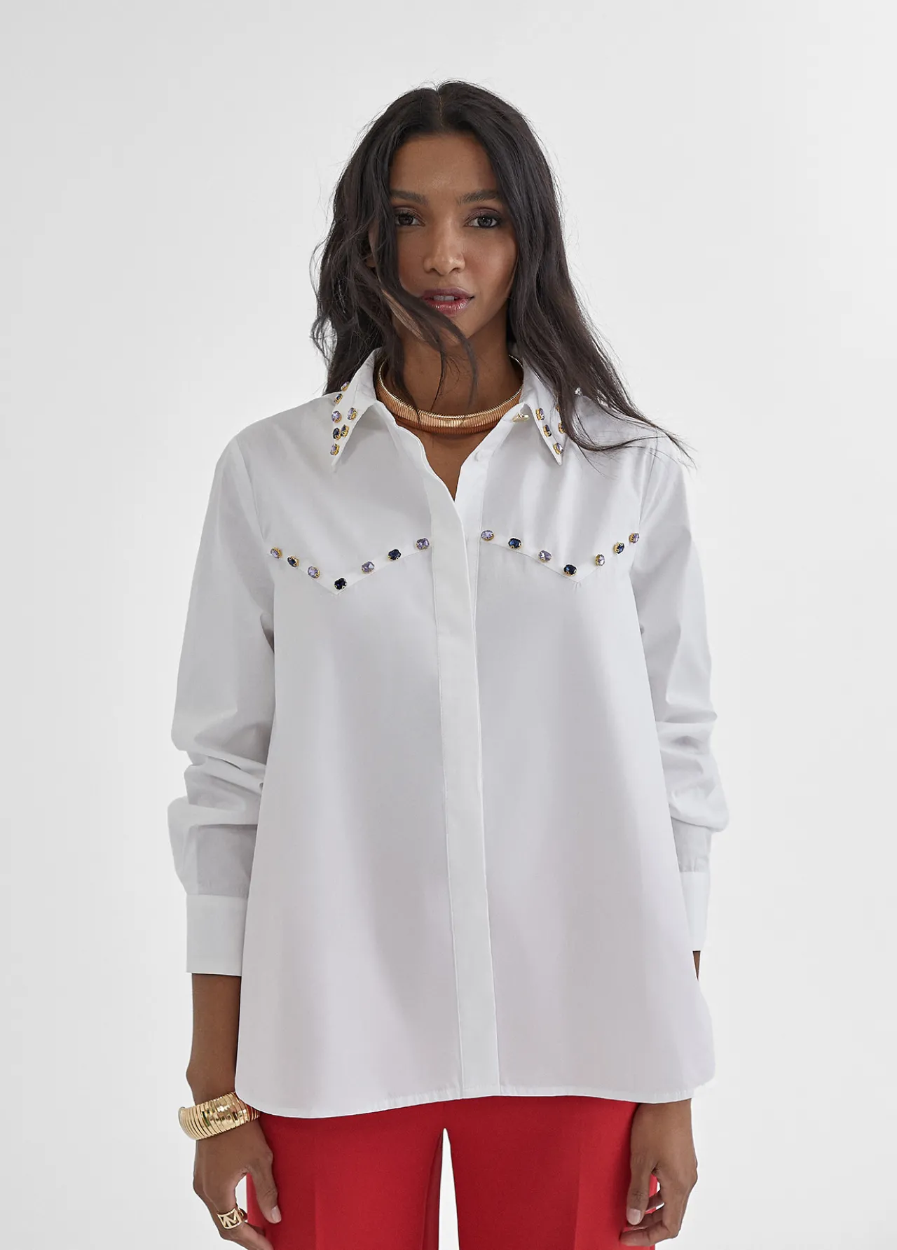 camisa_con_detalle_joyas_4.webp Lola Casademunt Camisas Y Blusas<Camisa con detalle joyas BLANCO