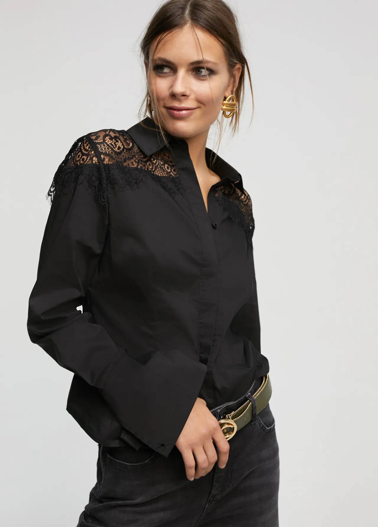camisa_con_encaje_2-1.webp Lola Casademunt Camisas Y Blusas<Camisa con encaje NEGRO