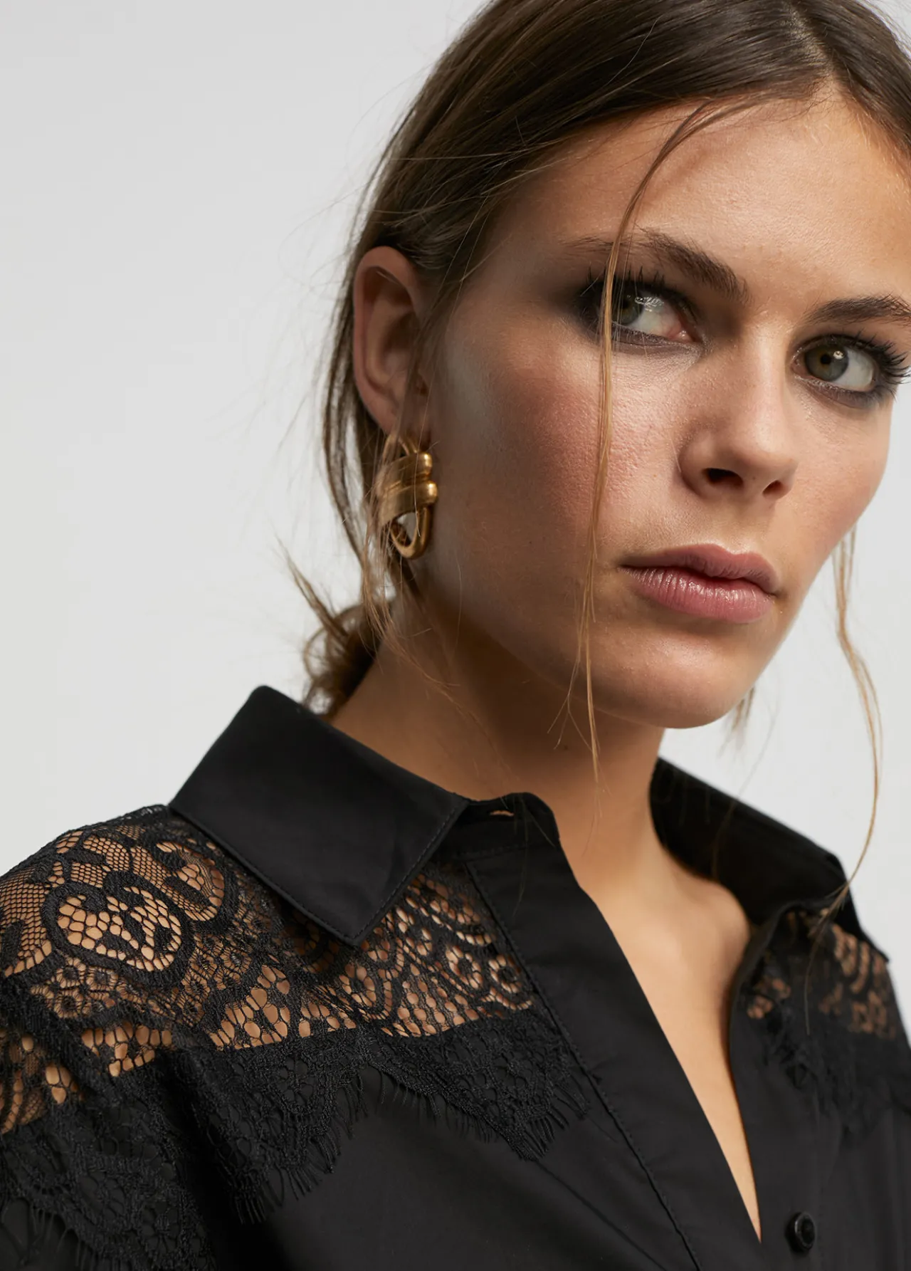 camisa_con_encaje_3-1.webp Lola Casademunt Camisas Y Blusas<Camisa con encaje NEGRO