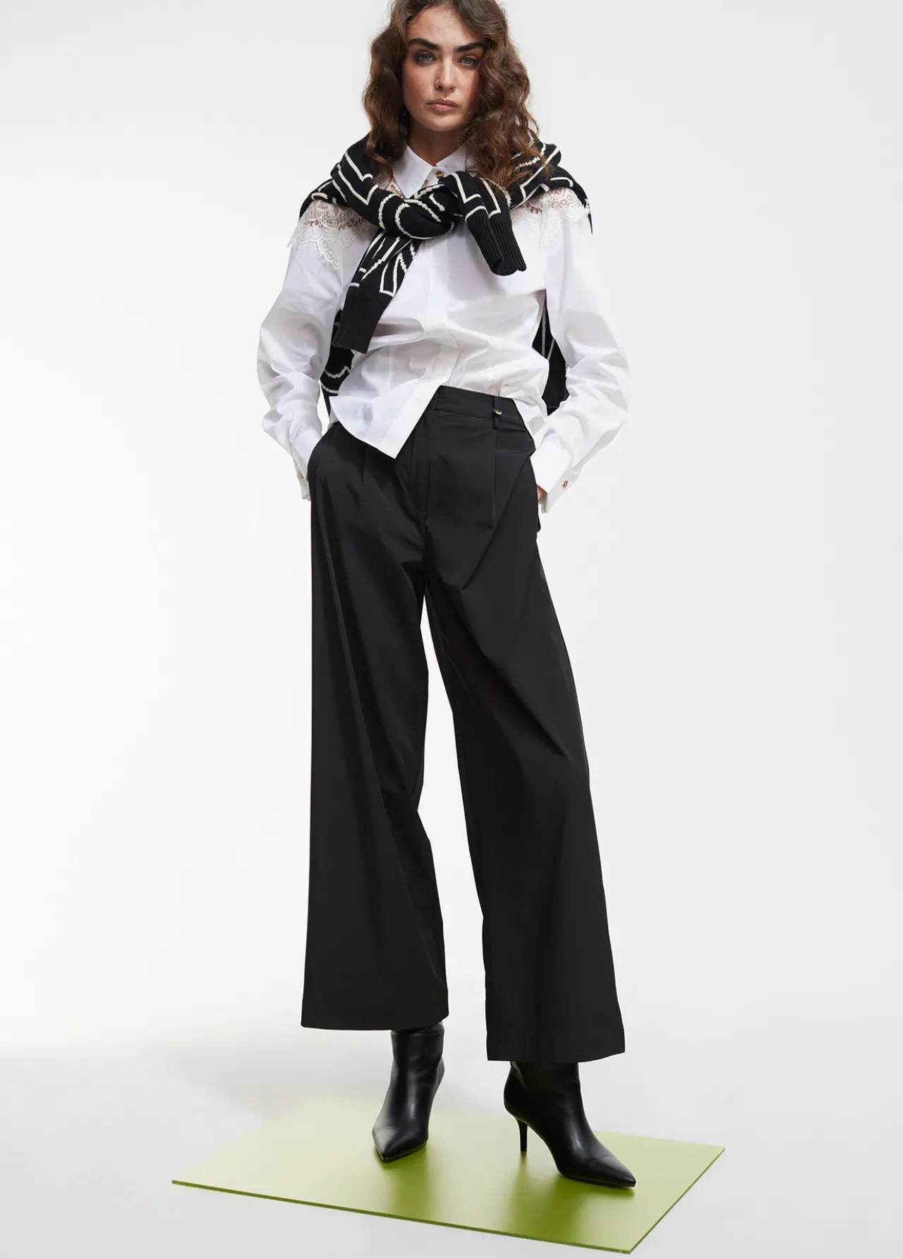 camisa_con_encaje_3.webp Lola Casademunt Camisas Y Blusas<Camisa con encaje NEGRO