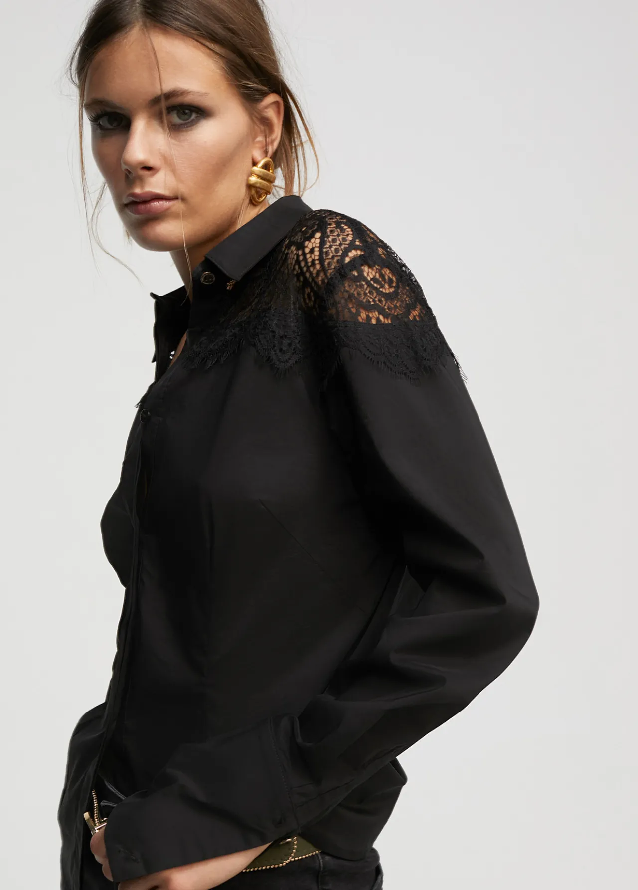 camisa_con_encaje_4-1.webp Lola Casademunt Camisas Y Blusas<Camisa con encaje NEGRO