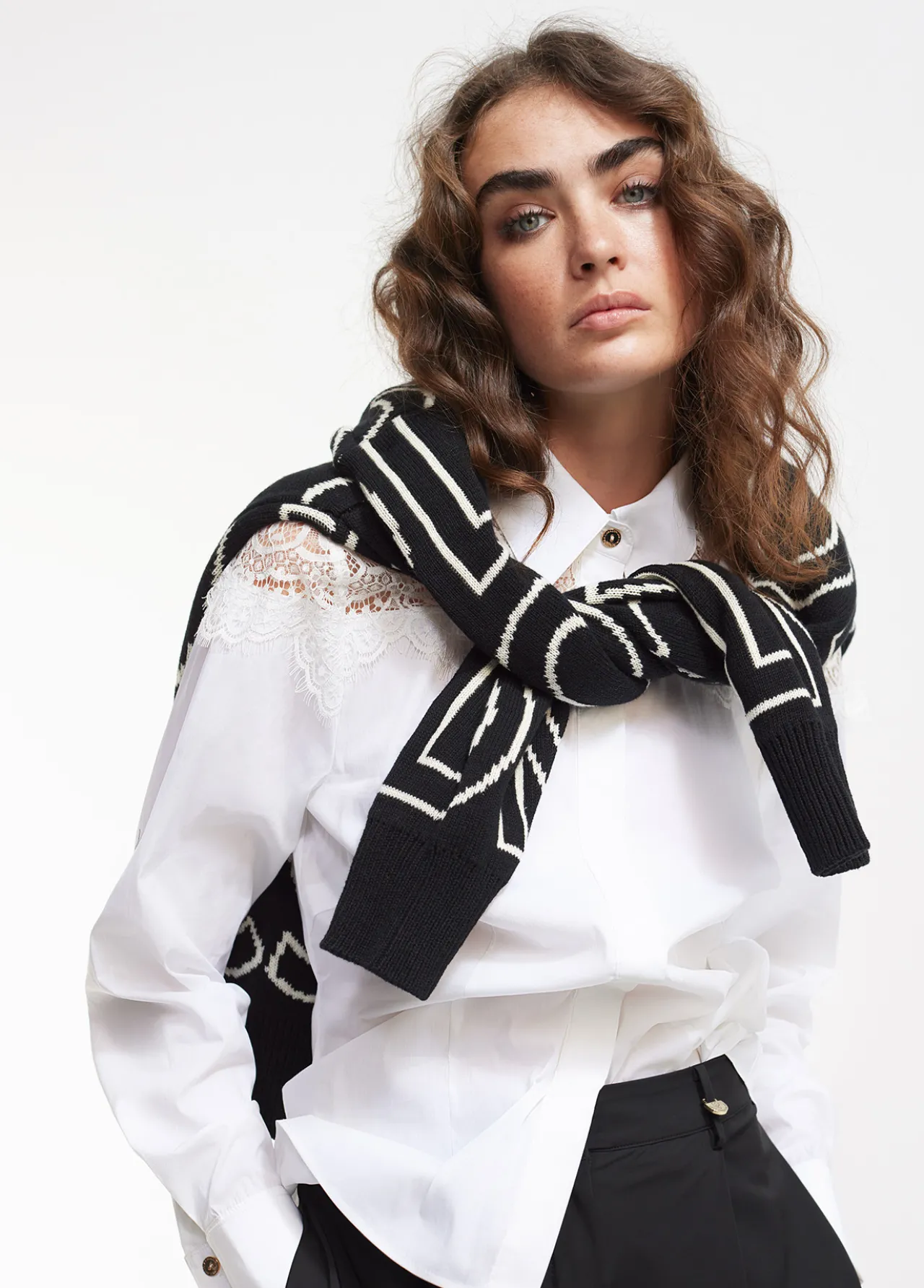camisa_con_encaje_4.webp Lola Casademunt Camisas Y Blusas<Camisa con encaje NEGRO