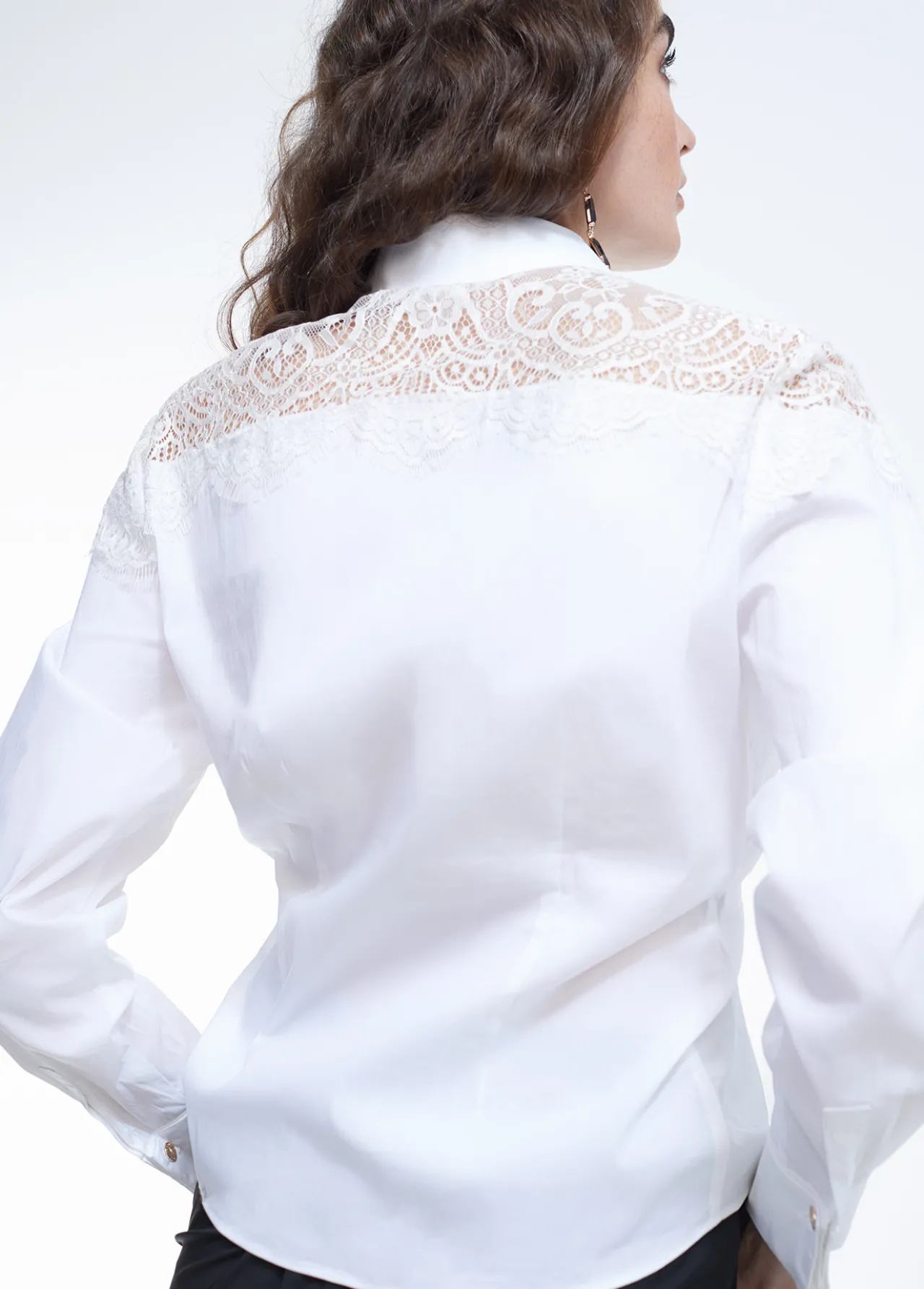 camisa_con_encaje_5.webp Lola Casademunt Camisas Y Blusas<Camisa con encaje NEGRO