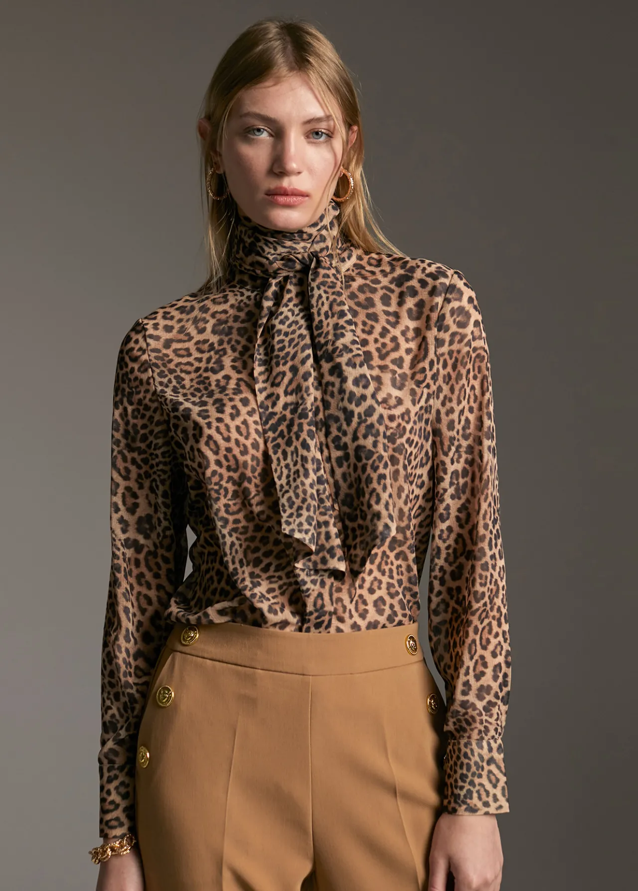 camisa_con_lazada_1.webp Lola Casademunt Animal Print | Camisas Y Blusas<Camisa con lazada MARRON-NEGRO