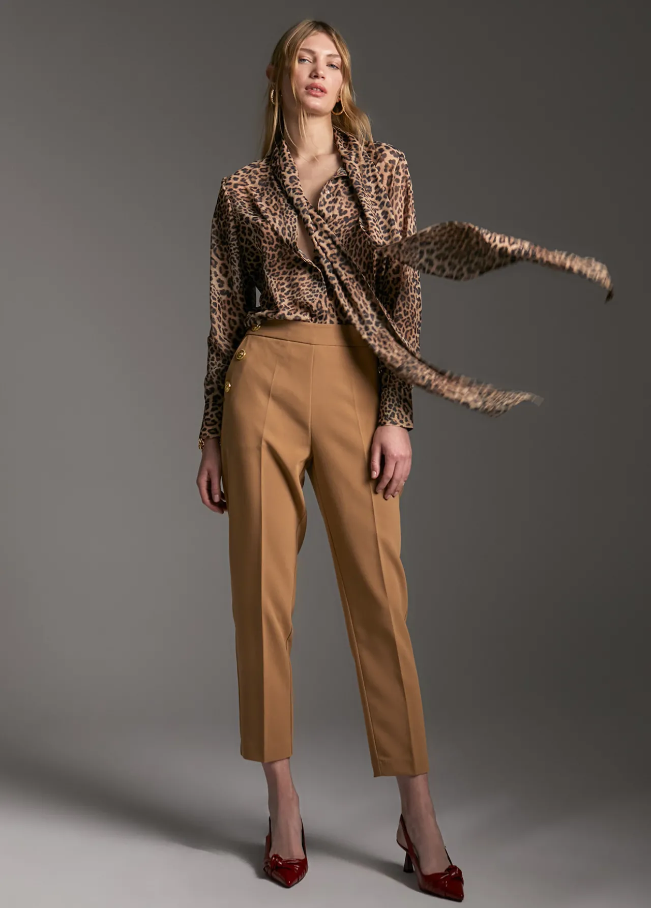 camisa_con_lazada_2.webp Lola Casademunt Animal Print | Camisas Y Blusas<Camisa con lazada MARRON-NEGRO