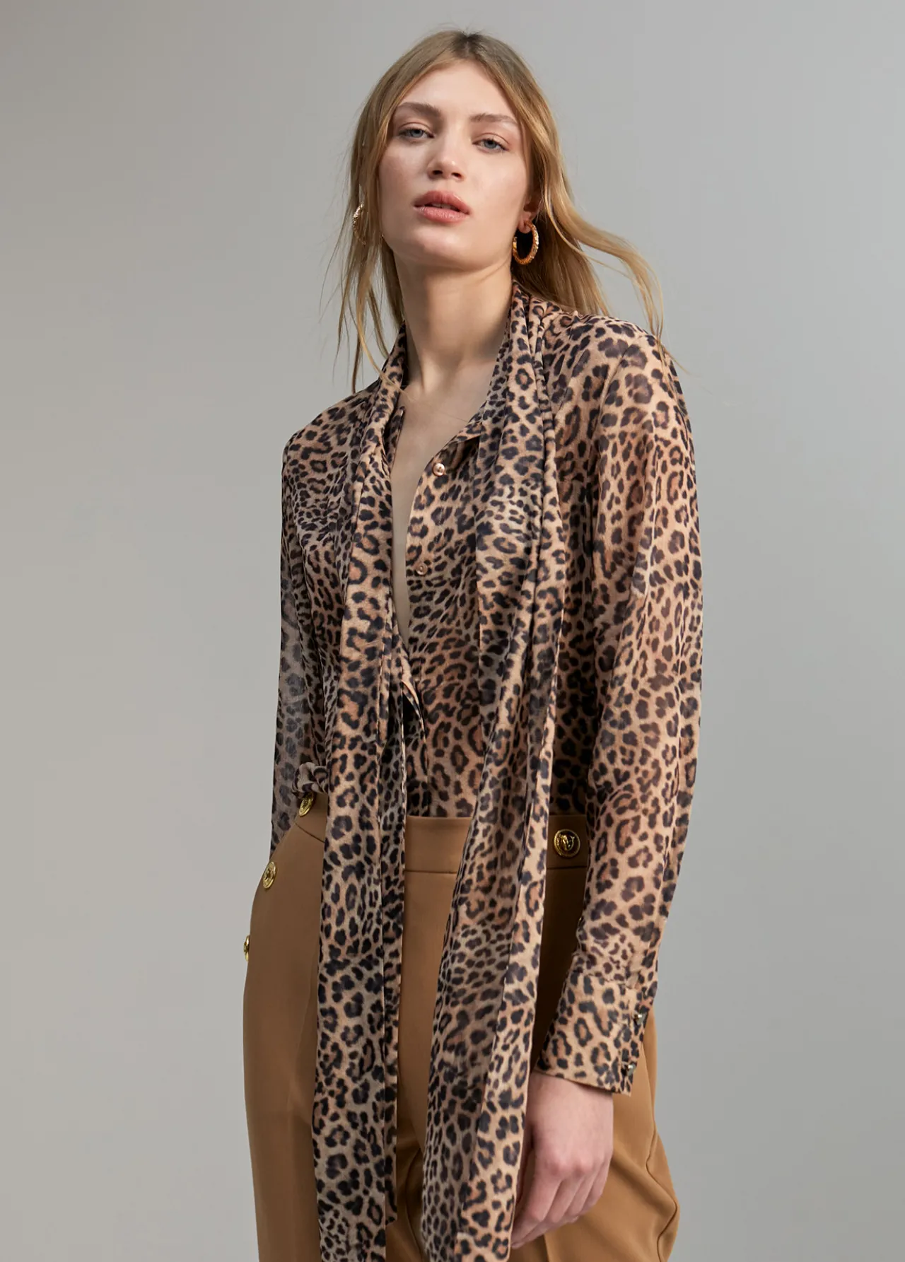 camisa_con_lazada_4.webp Lola Casademunt Animal Print | Camisas Y Blusas<Camisa con lazada MARRON-NEGRO