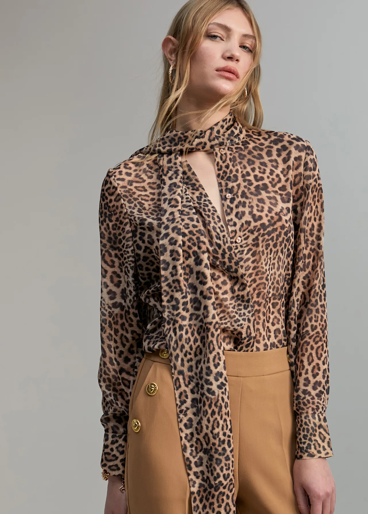 camisa_con_lazada_5.webp Lola Casademunt Animal Print | Camisas Y Blusas<Camisa con lazada MARRON-NEGRO