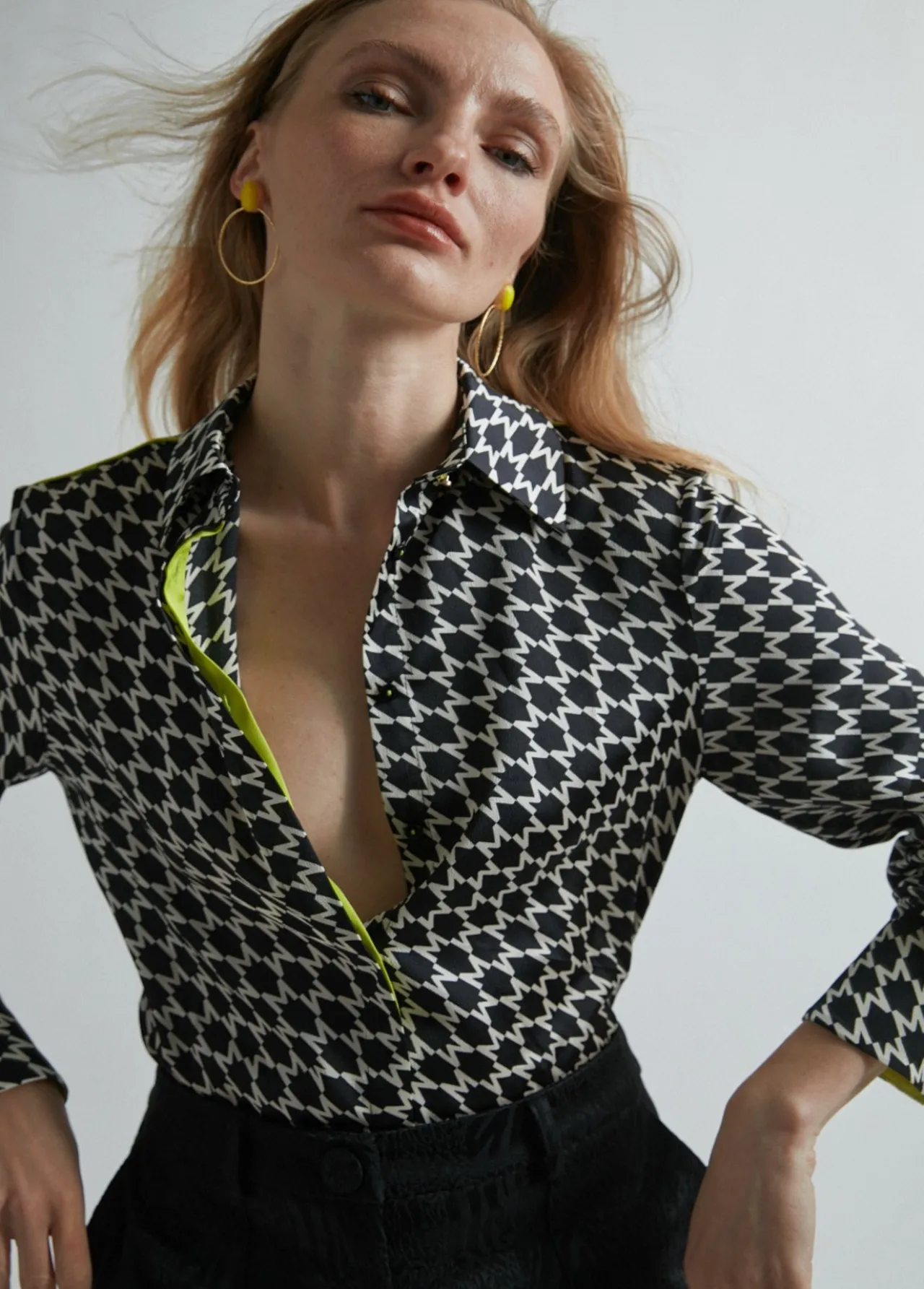 camisa_detalle_fluor__ropa__lola_casademunt_1.webp Lola Casademunt Camisas Y Blusas<Camisa detalle fluor | Ropa | Lola Casademunt NEGRO