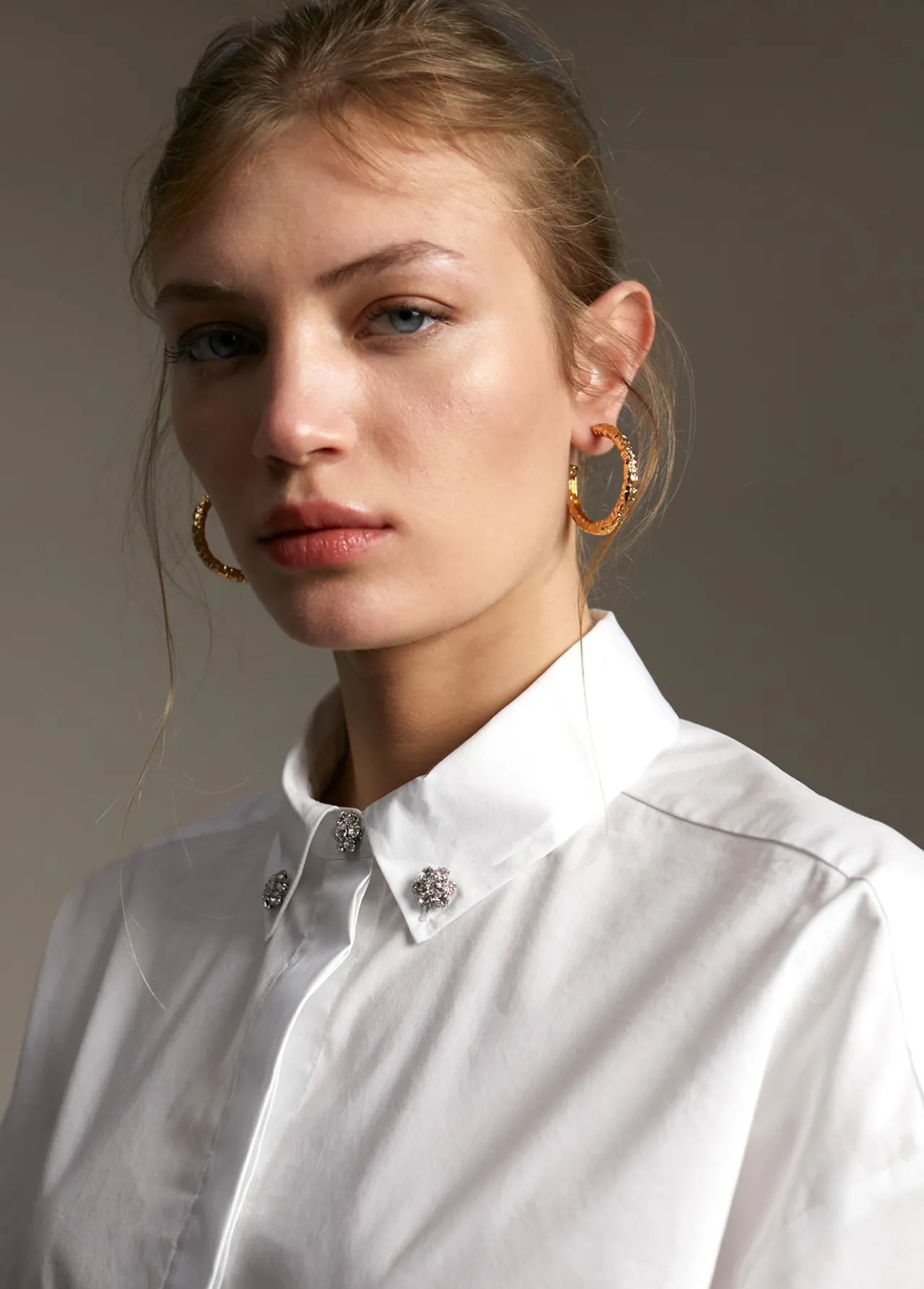 camisa_detalle_joya_0-1.webp Lola Casademunt Camisas Y Blusas<Camisa detalle joya BLANCO