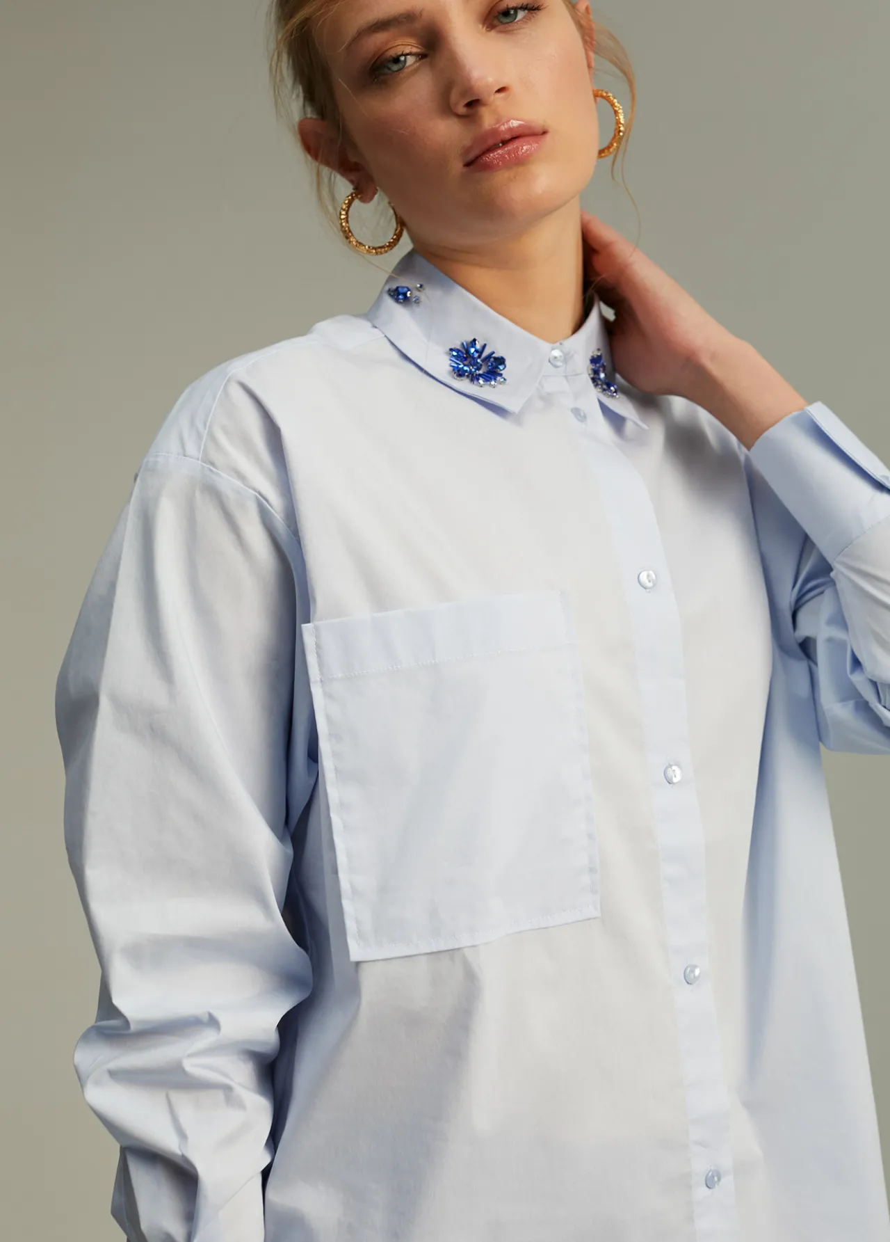 camisa_detalle_joya_0.webp Lola Casademunt Camisas Y Blusas<Camisa detalle joya CELESTE