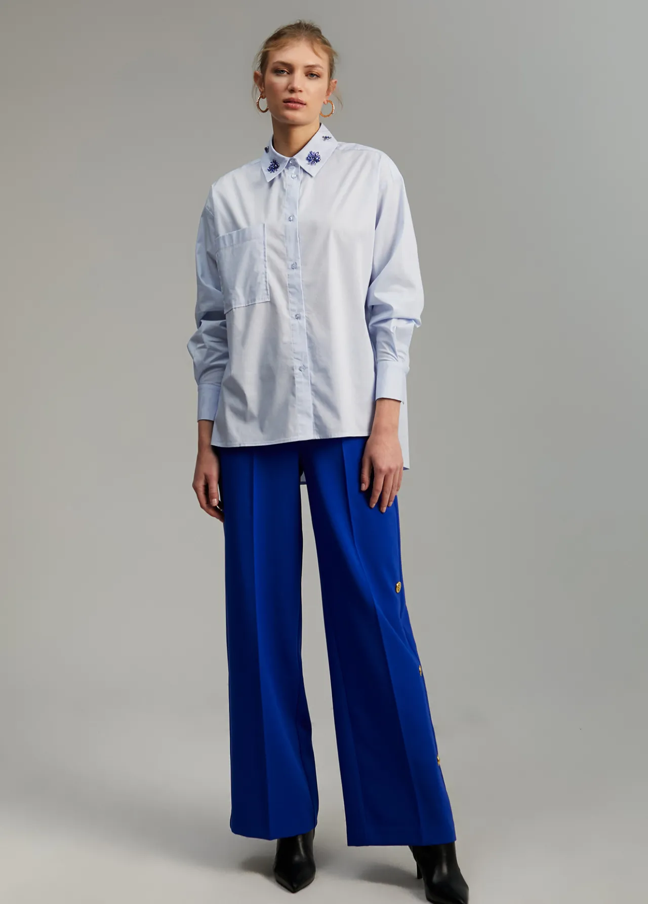 camisa_detalle_joya_1.webp Lola Casademunt Camisas Y Blusas<Camisa detalle joya CELESTE