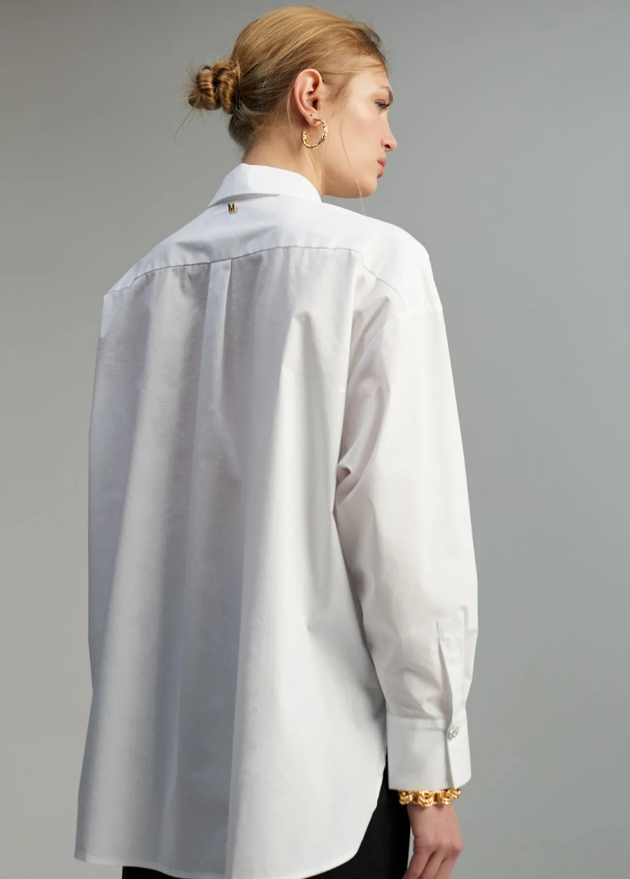 camisa_detalle_joya_2-1.webp Lola Casademunt Camisas Y Blusas<Camisa detalle joya BLANCO