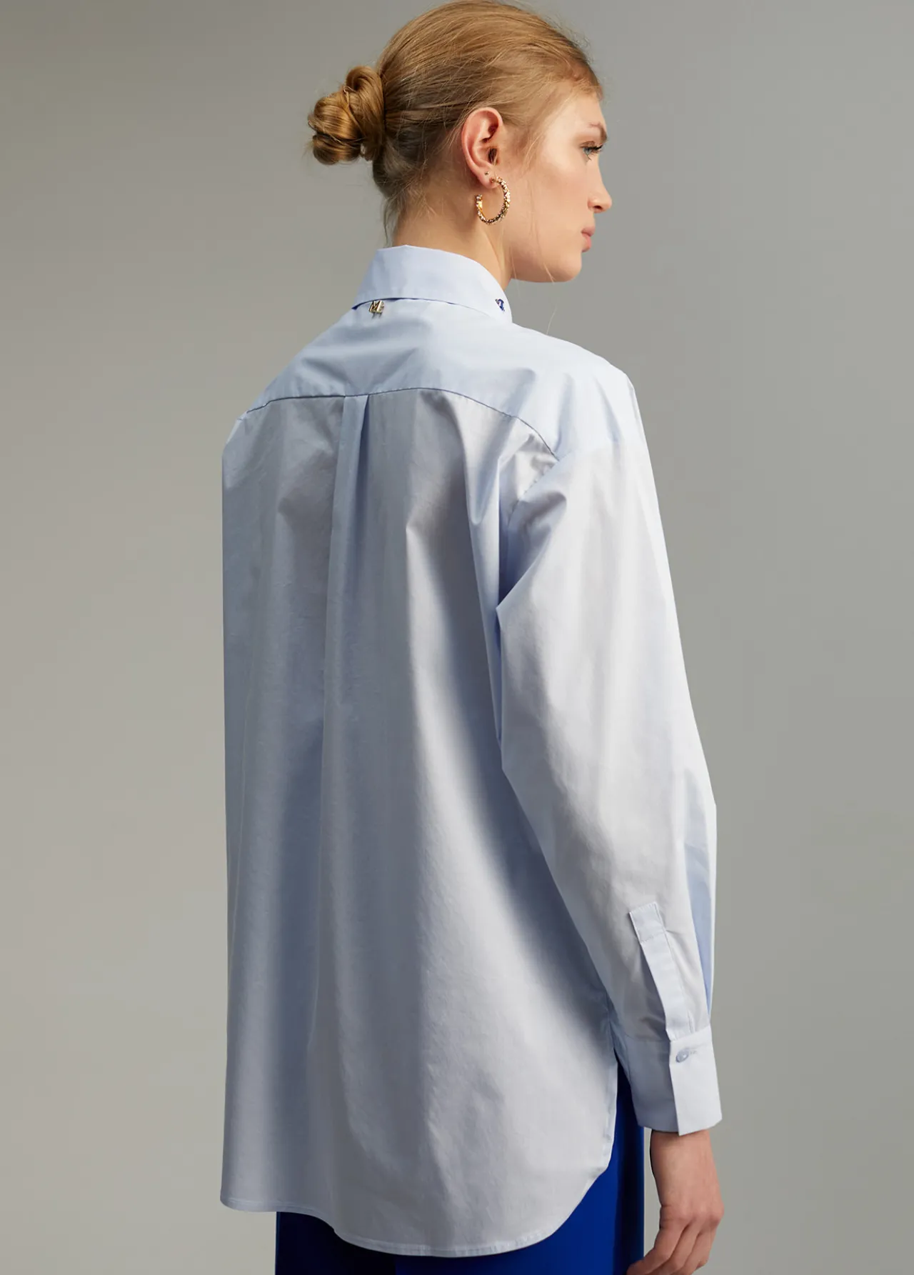 camisa_detalle_joya_2.webp Lola Casademunt Camisas Y Blusas<Camisa detalle joya CELESTE