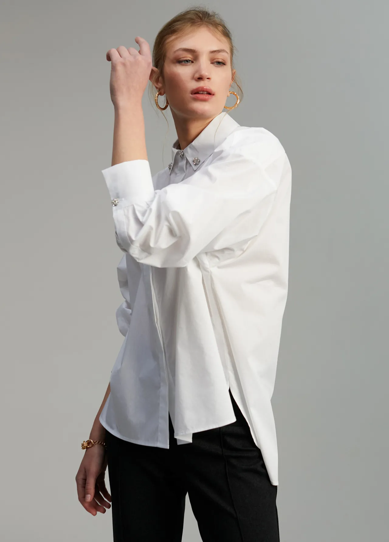 camisa_detalle_joya_3-1.webp Lola Casademunt Camisas Y Blusas<Camisa detalle joya BLANCO