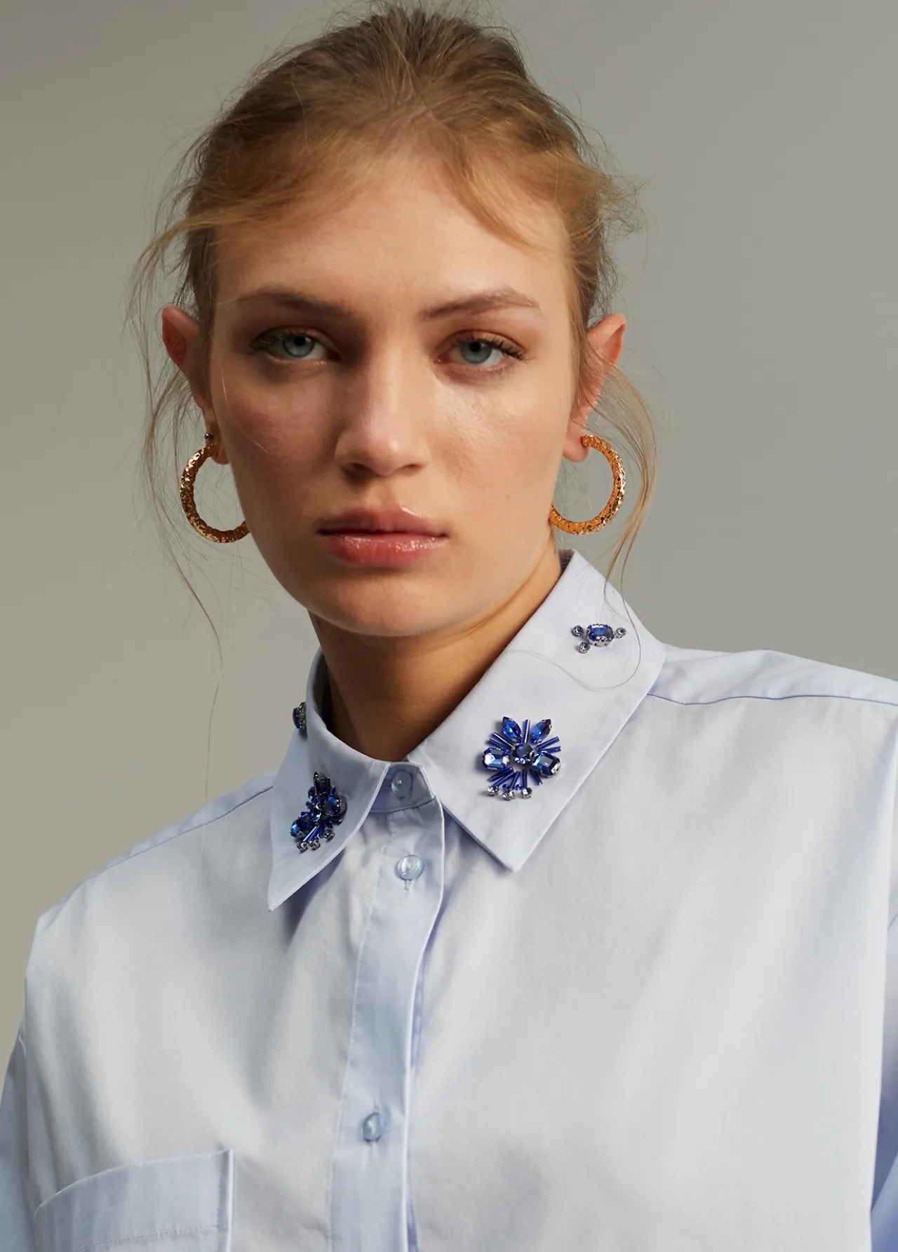camisa_detalle_joya_3.webp Lola Casademunt Camisas Y Blusas<Camisa detalle joya CELESTE