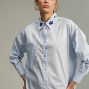Lola Casademunt Camisas Y Blusas<Camisa detalle joya CELESTE